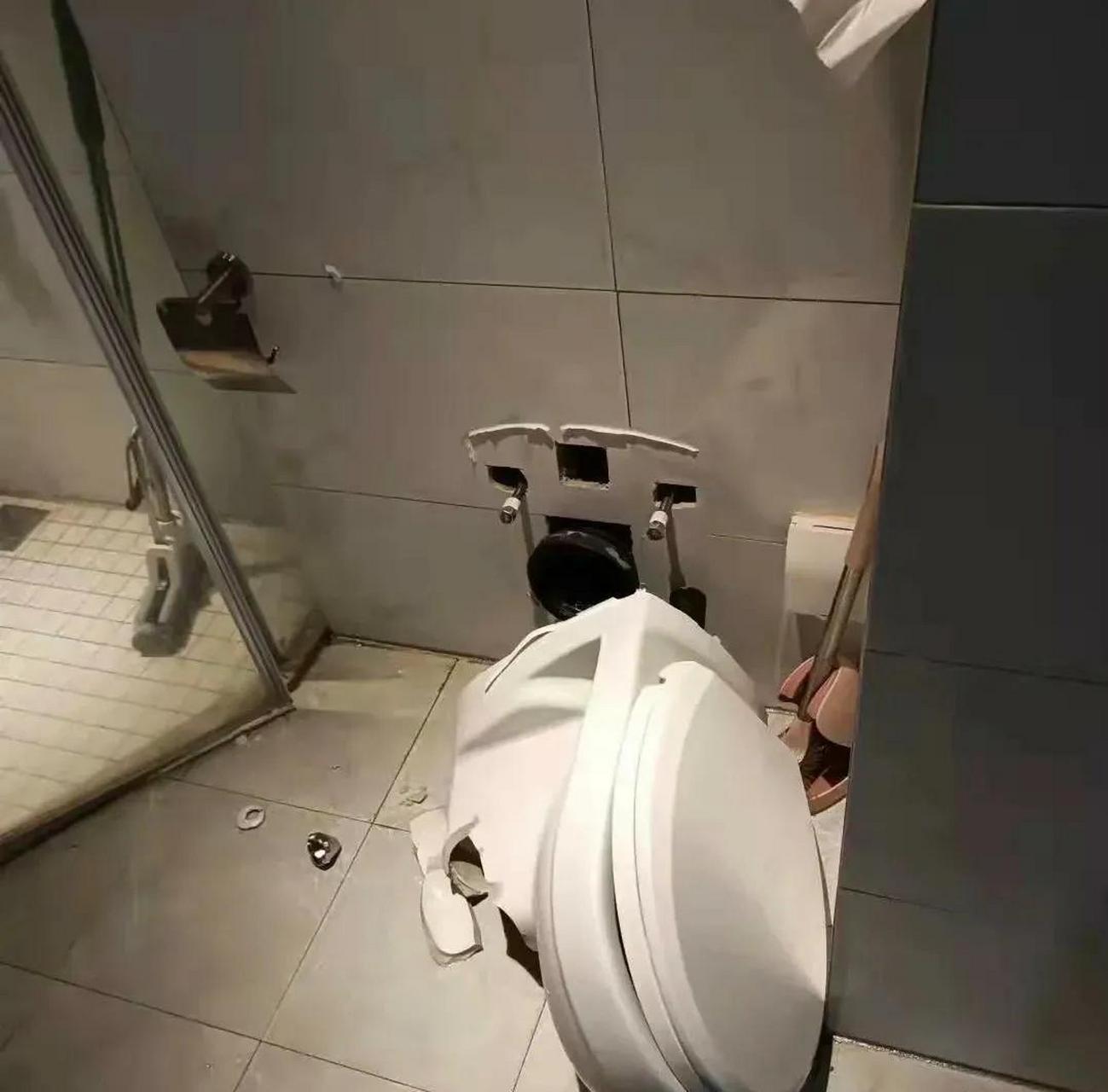最担心的事还是在别人身上发生了 壁挂马桶居然掉下来了!