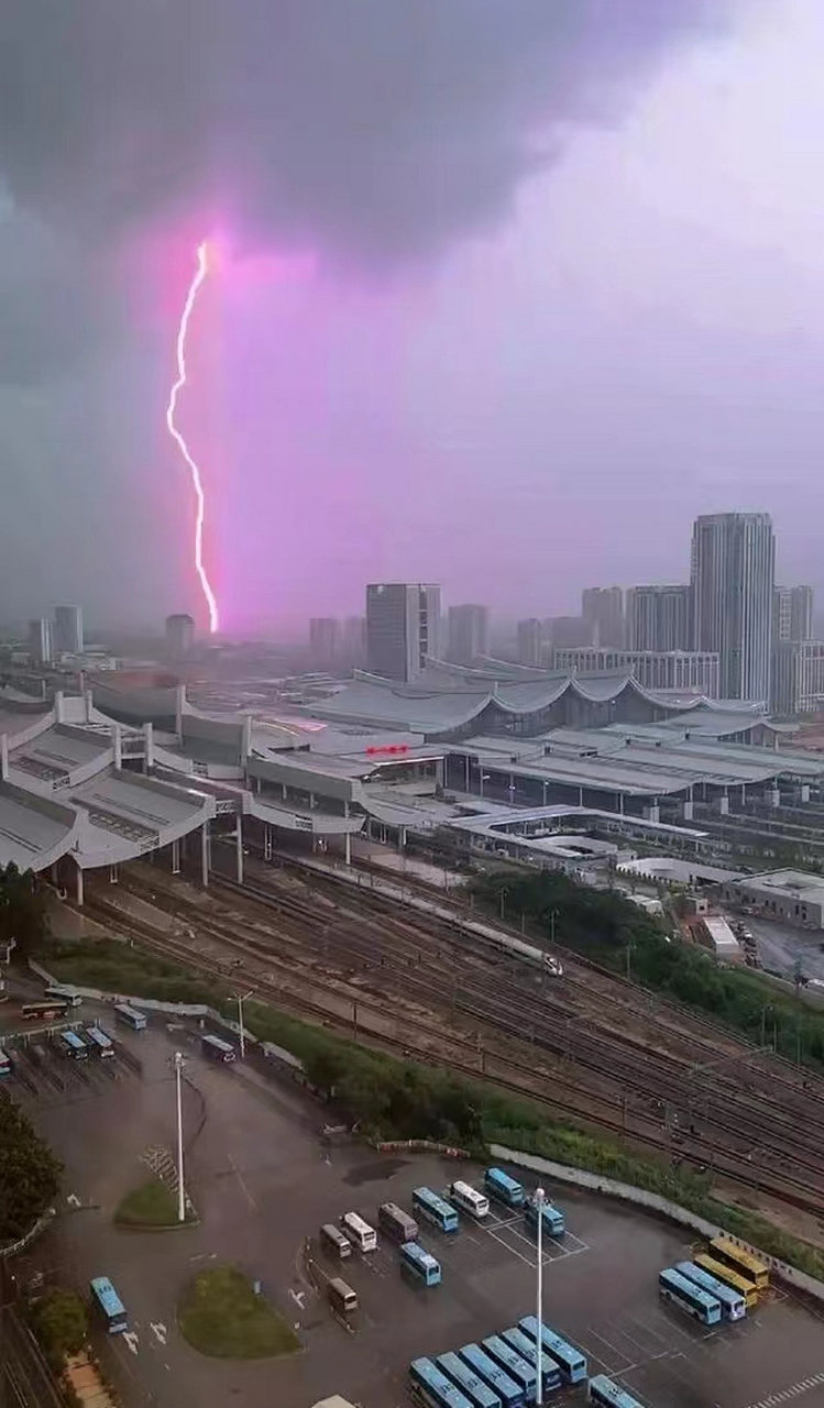 厦门暴雨雷电来袭,天空出现芭比粉闪电 出现粉色的闪电,是因为在闪电