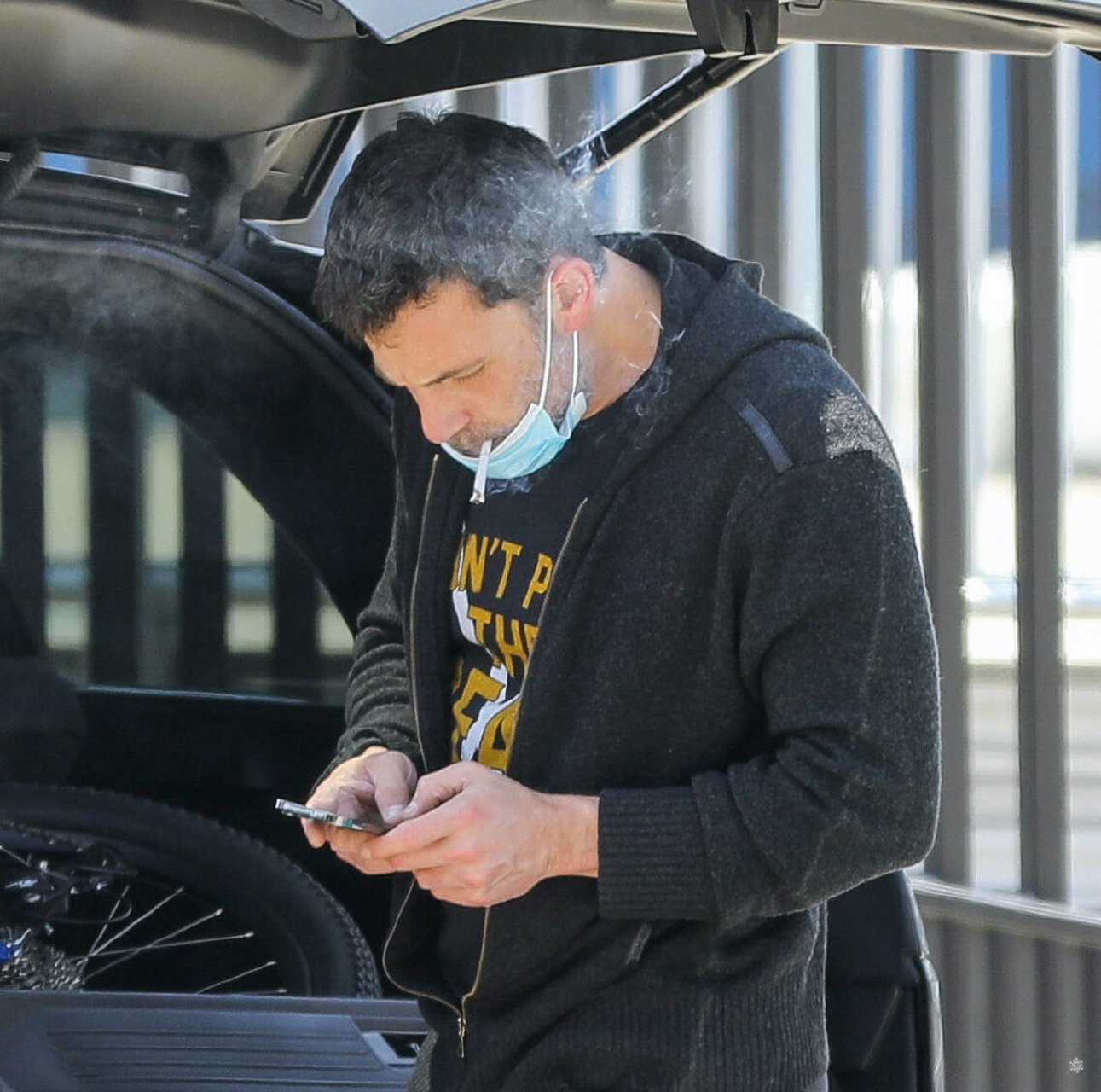 大本#洛杉矶街头,大本解锁戴口罩抽烟新技能!