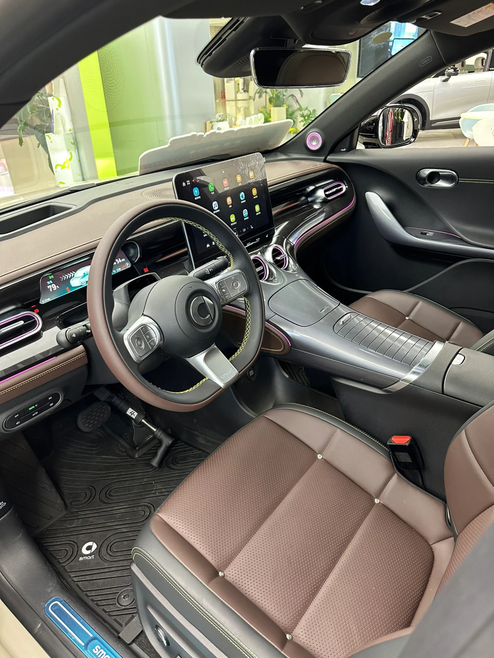 20w梦中情车,奔驰smart 精灵3号  内饰延用了奔驰家族的设计风格 外观