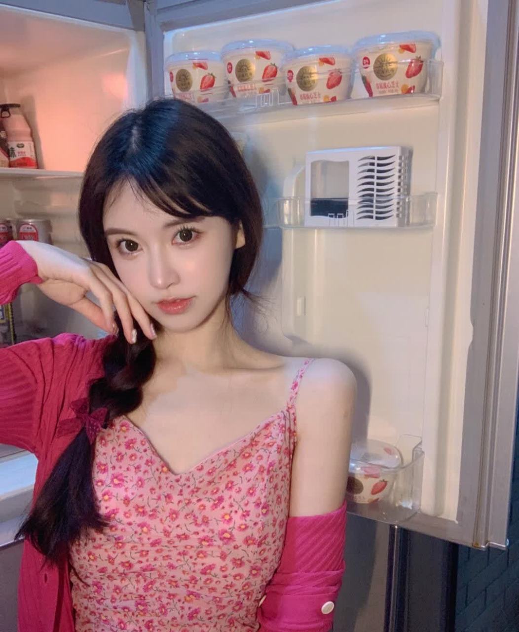 粉色碎花长裙姐姐太甜了吧,又纯又欲太撩人了,谁能顶得住