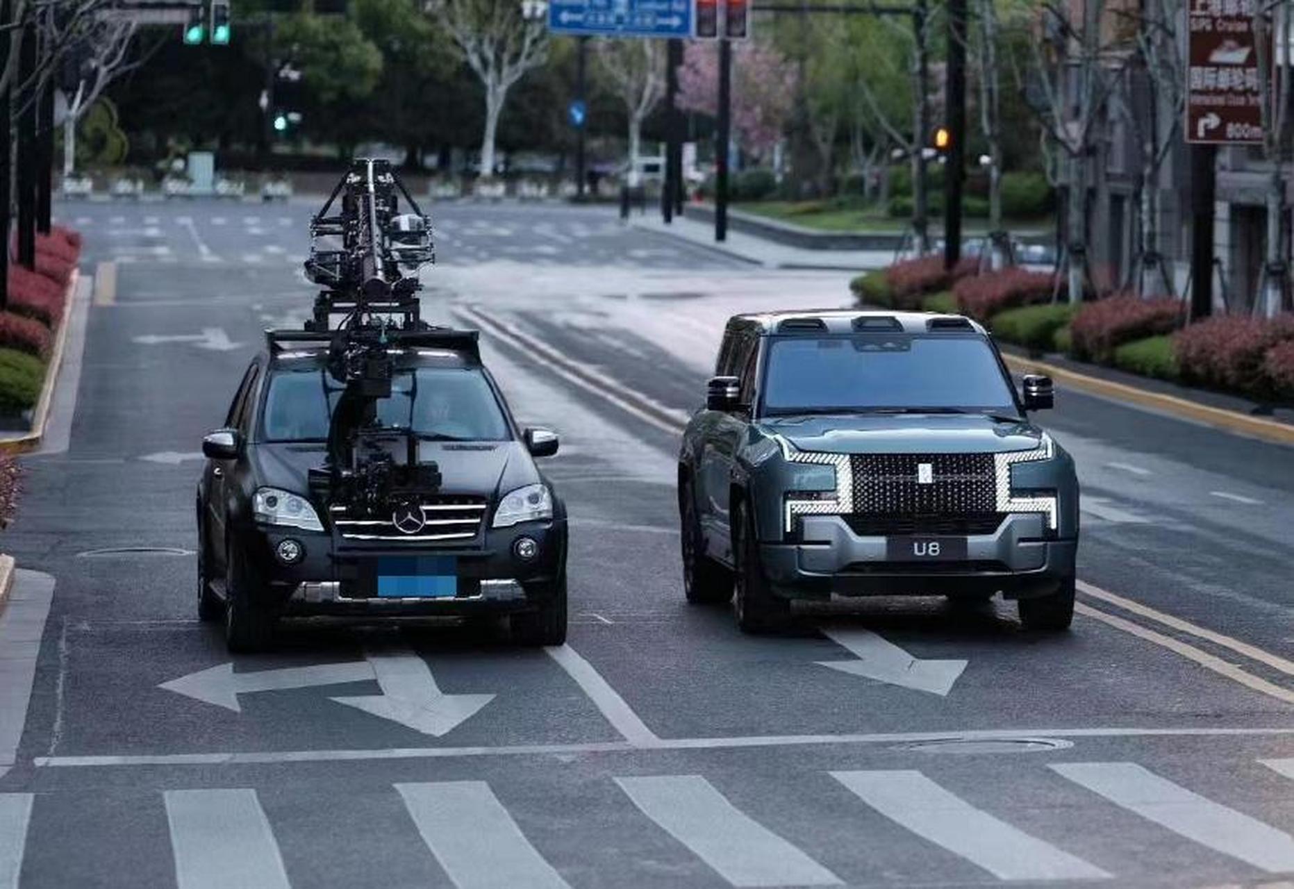 两辆车并排,奔驰都显得有点不档次了