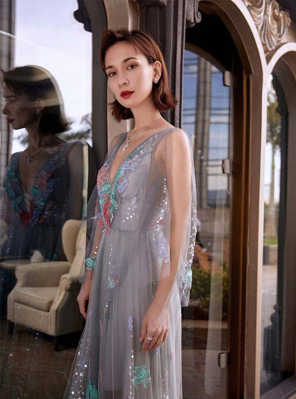 卢靖姗一袭朦胧缀光纱裙,短发灵动温婉,气质大方优雅. #性感好身材