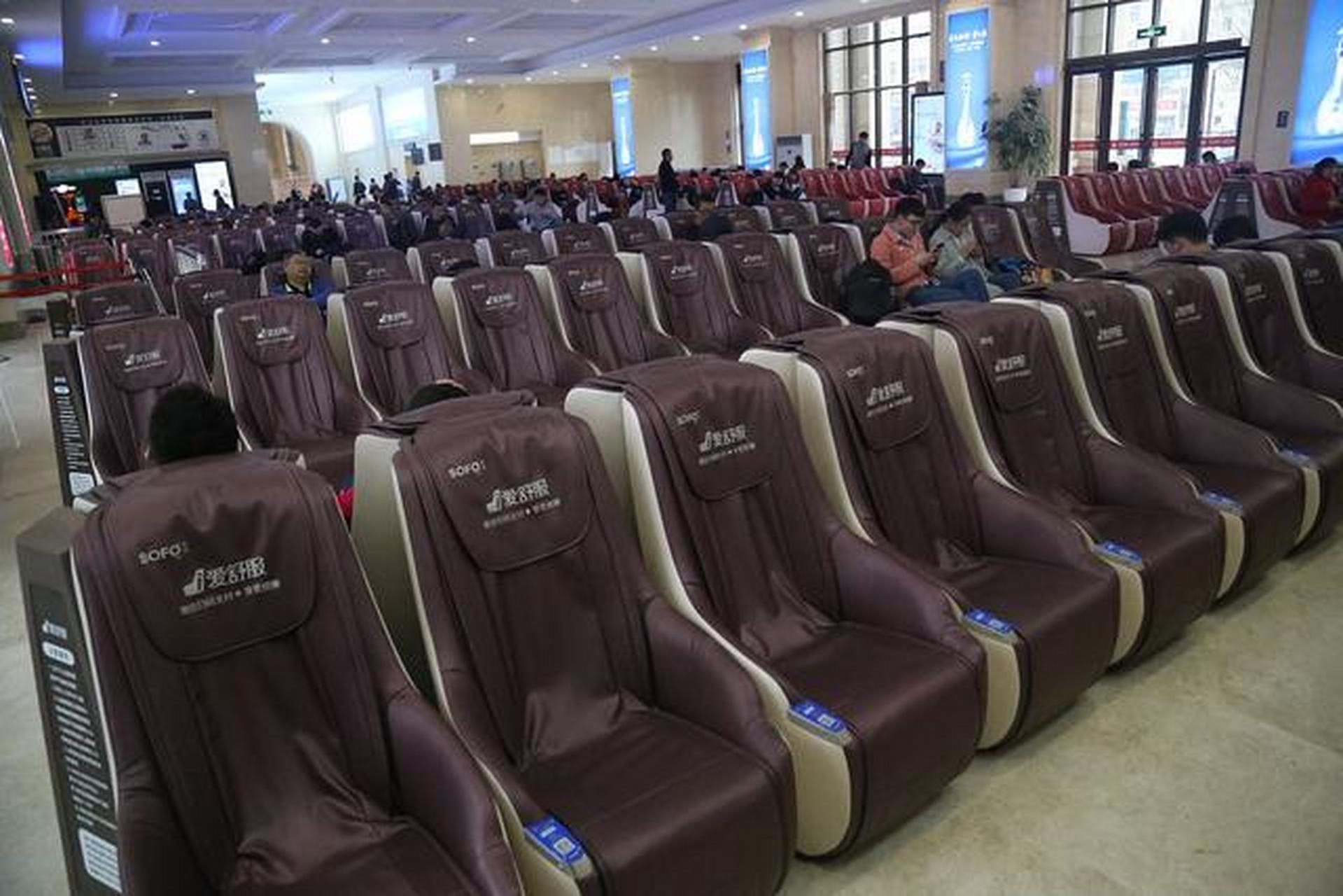 近期,山东泰安高铁站近9成座椅为按摩椅,众多旅客无奈席地而坐成为