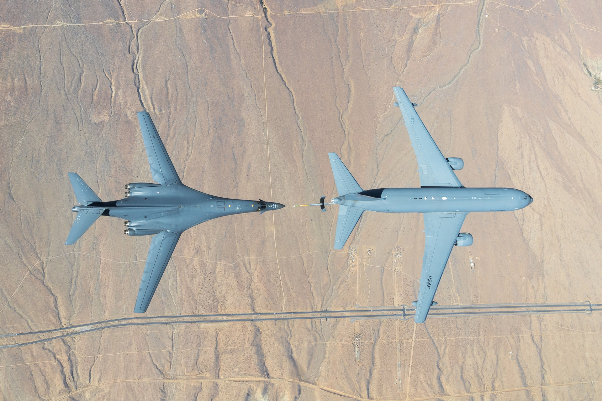 航空新视野# 美国空军的kc-46a空中加油机和b-1b轰炸机,这两型纹鼢