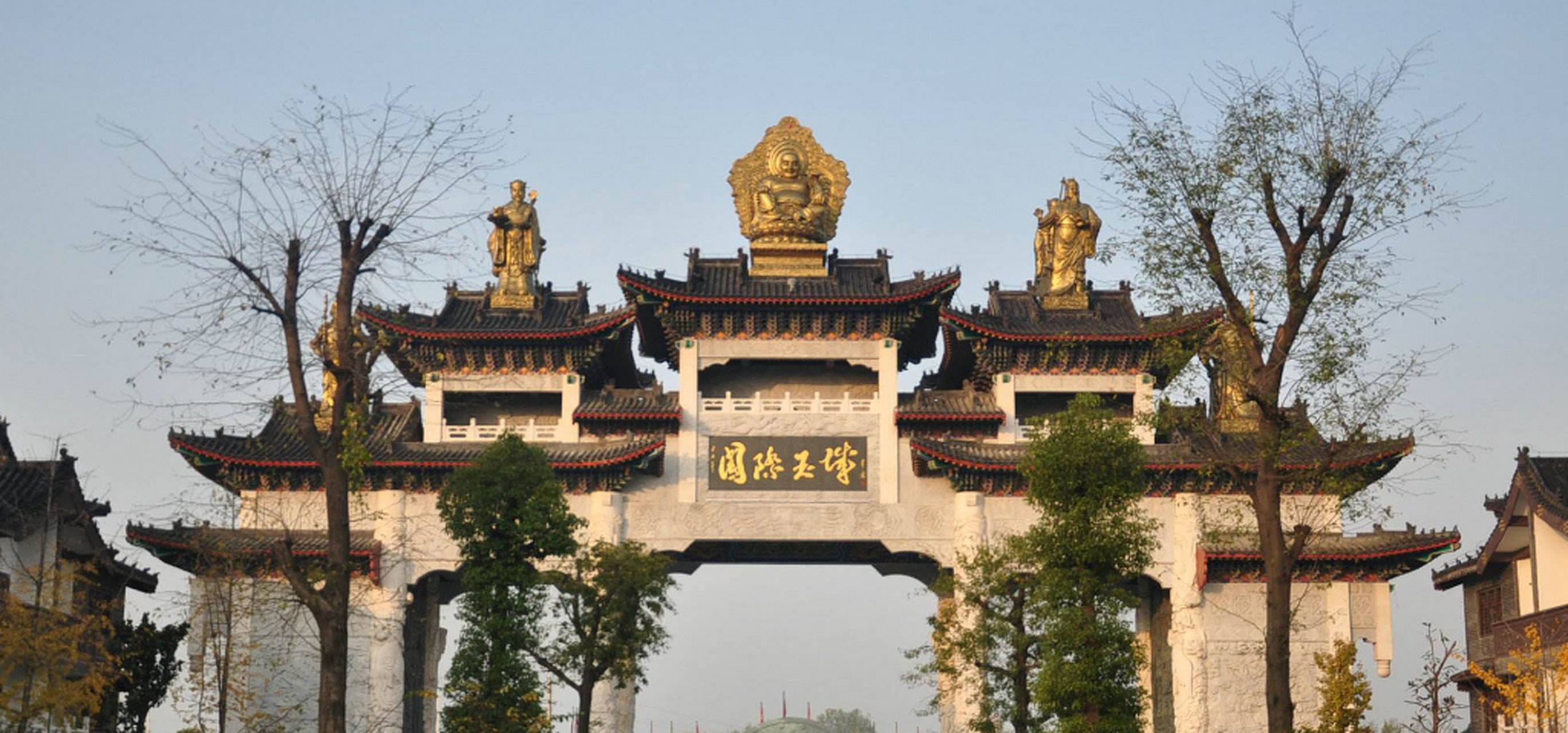 國際玉城坐落在南陽鎮平縣石佛寺鎮上,距市中心僅449公里;整個景區長