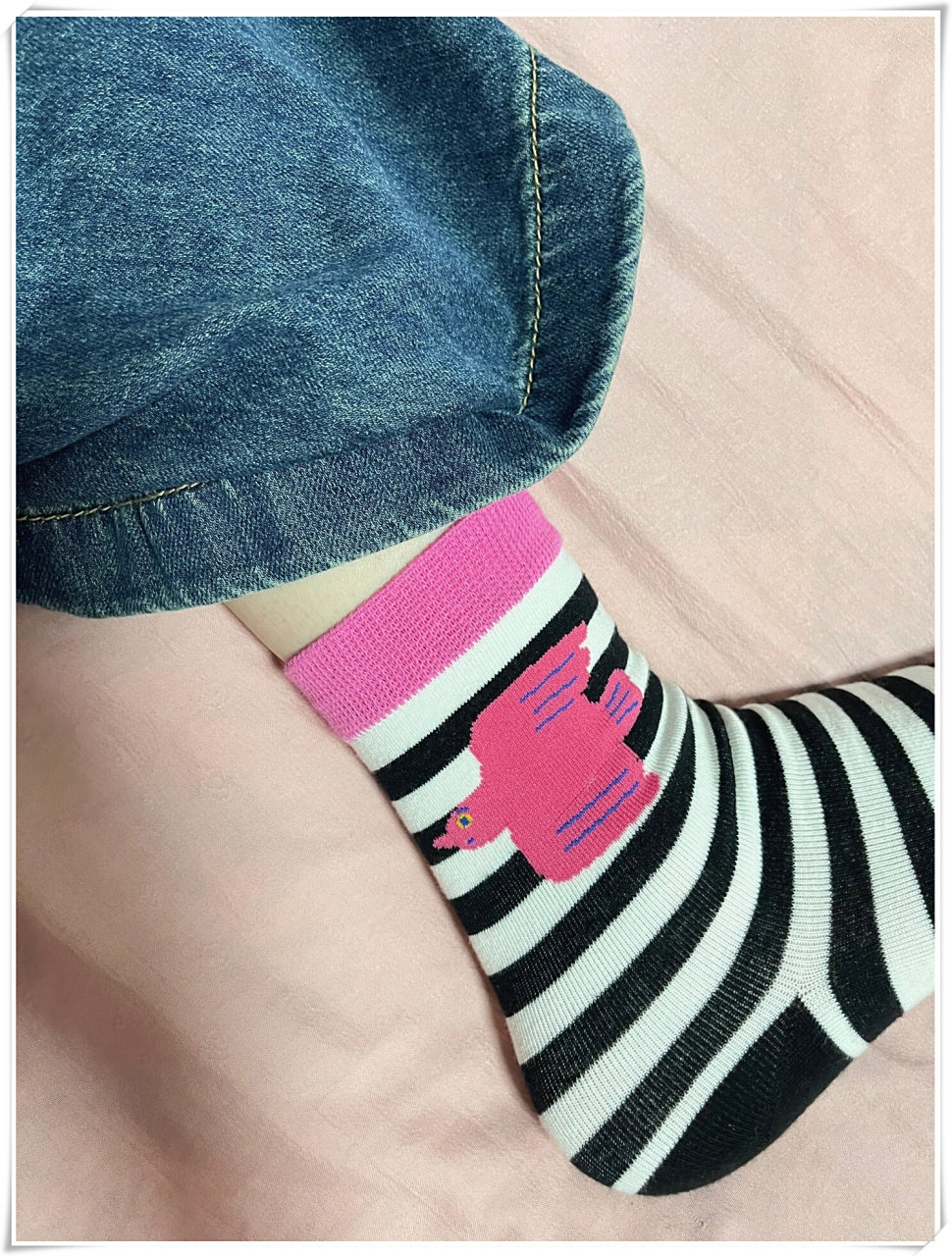 别管别人怎么说,我就是喜欢穿洞洞鞋搭配袜子!