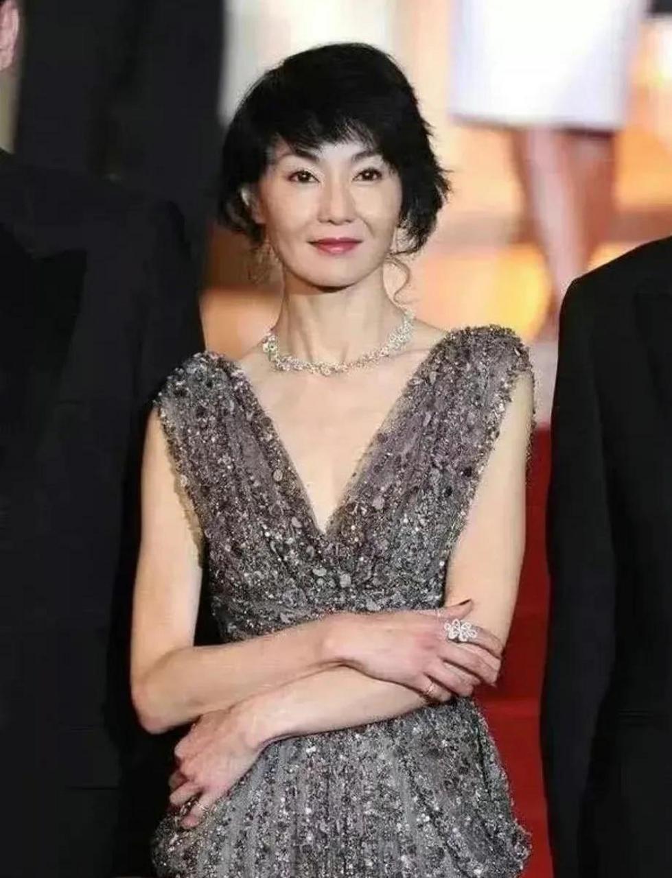 摄影师对张曼玉说:"你别笑,一笑特像张柏芝!