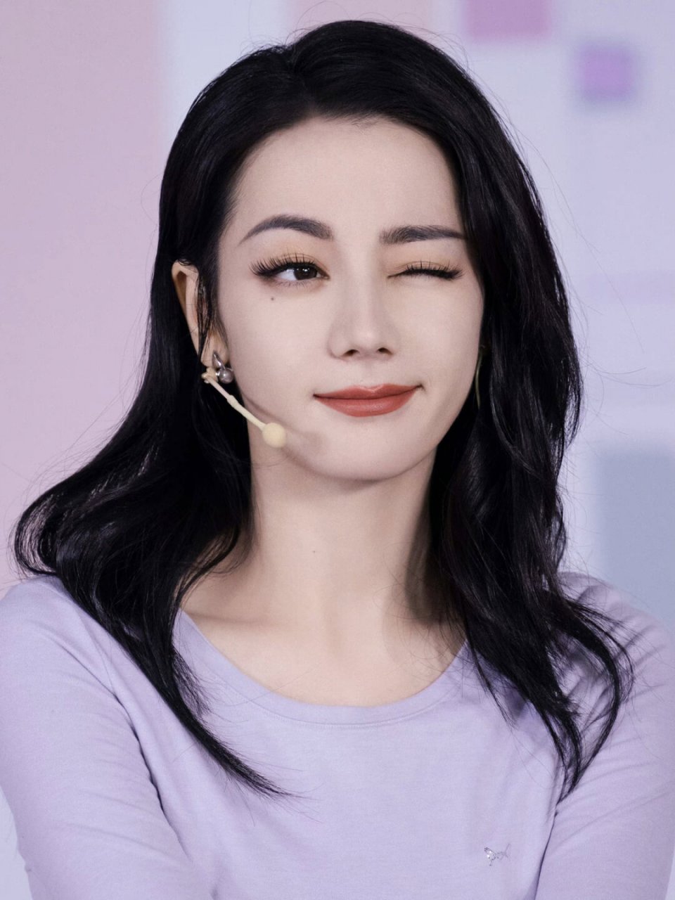 迪丽热巴灵动少女上线  在这个冬日里,热巴以一款焦糖枫叶唇妆和橘