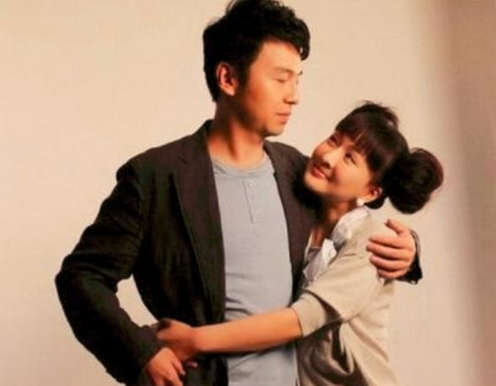 不过不得不说的是,翟煦飞的身材保持确实很好,今年34岁的她纤腰长腿