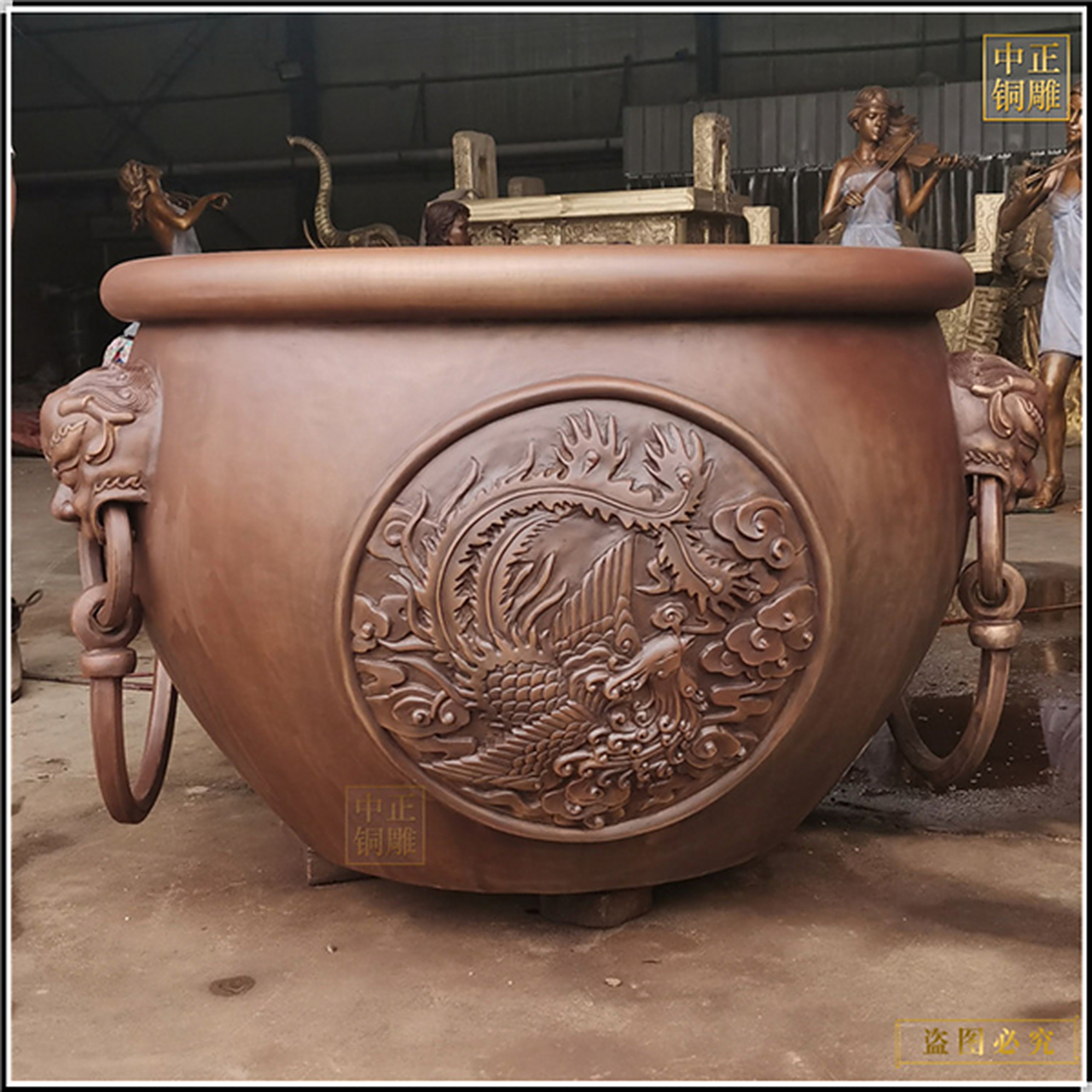 在现代则是一种风水装饰品,在别墅门口放置两口大铜缸,里面盛水养鱼