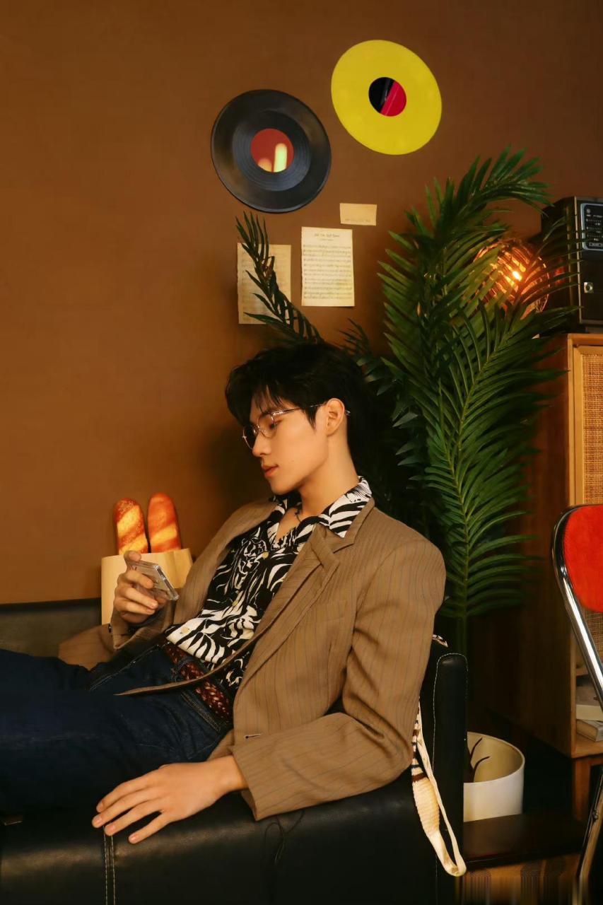 张真源咖色条纹西装随拍眼镜,咖色条纹西装,花衬衣内搭张哥真的好霸总