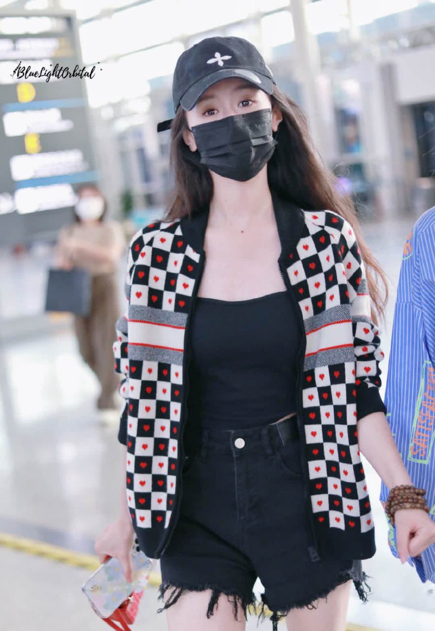 袁冰妍机场私服分享,爱心棋盘格针织外套搭配毛边牛仔短裤,黑色调演绎