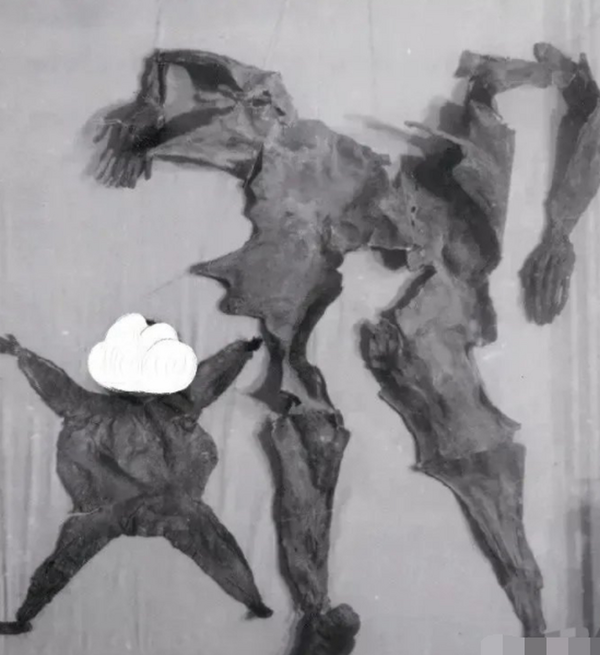 1959年,解放军在拉萨某个奴隶主家中搜出一副人皮褥子面,看形状应该是