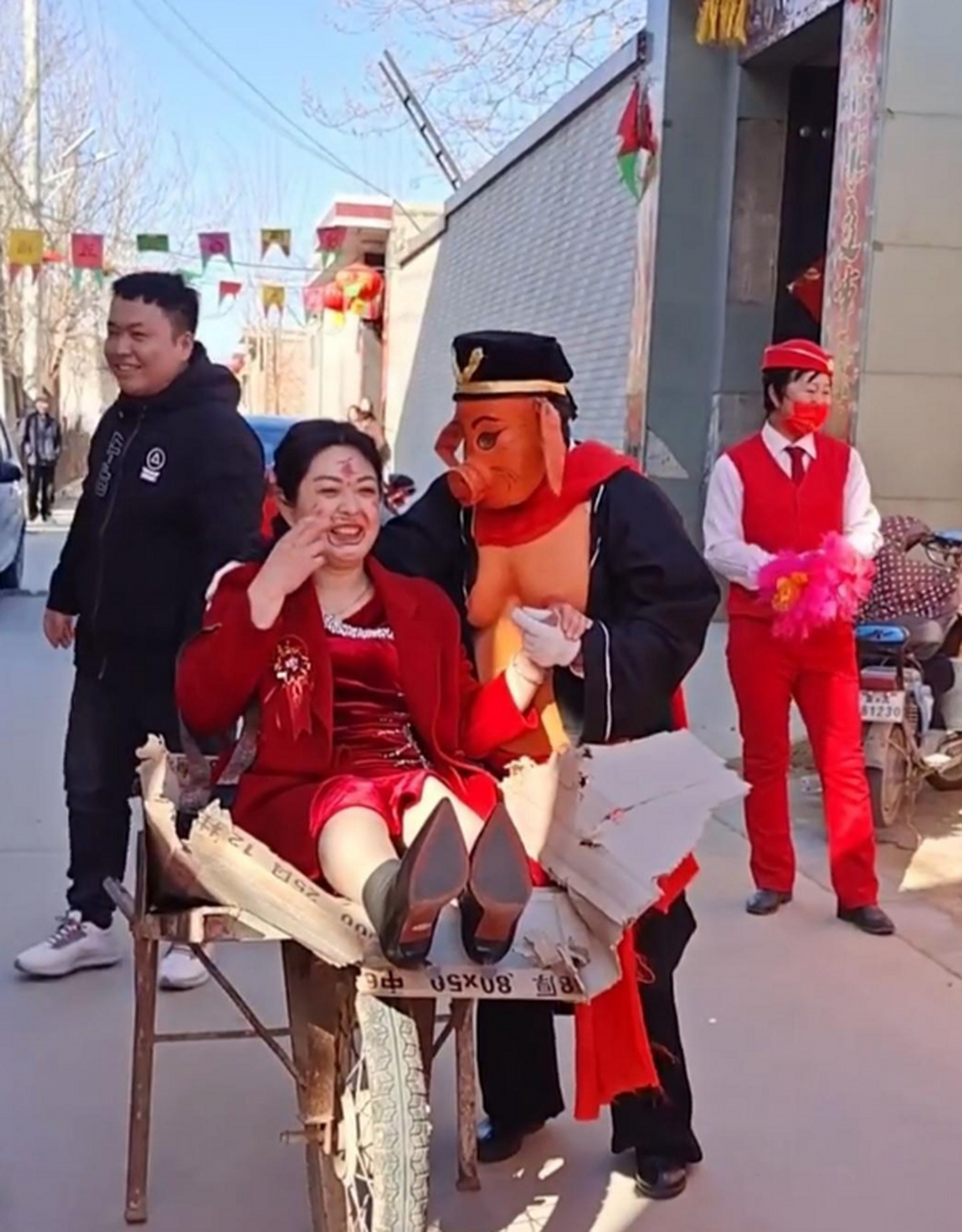 结婚这天,婆婆被抹个大花脸,还挺高兴的!