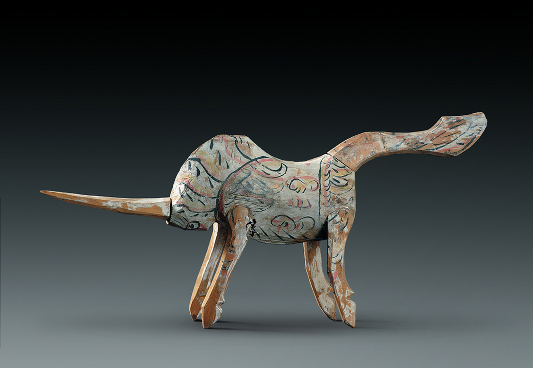 河西走廊出土的汉代彩绘木质獬豸,现藏甘肃省博物馆.