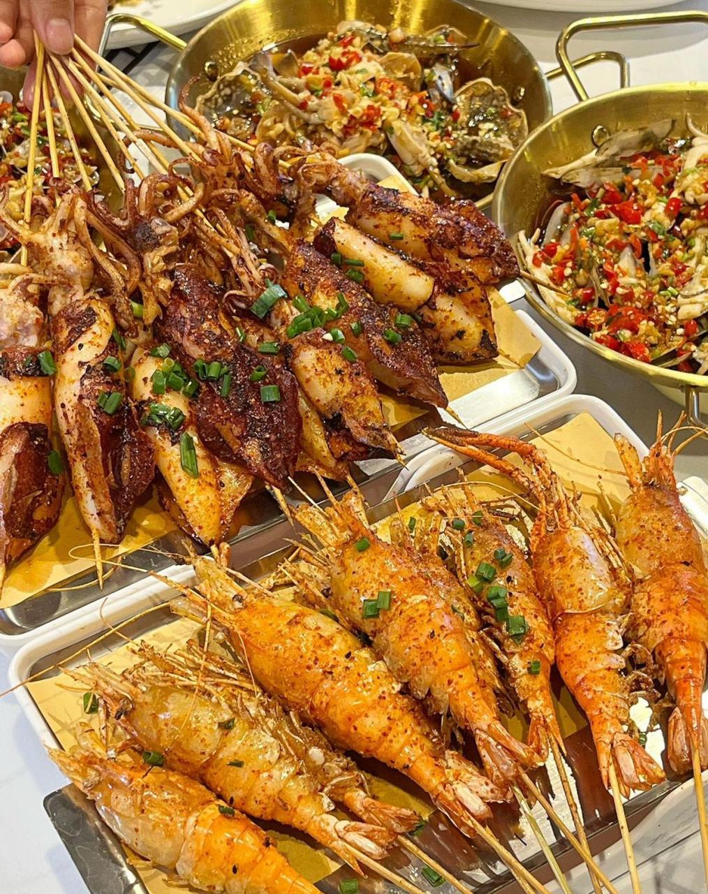 捶墙给大家安利长沙这家夜宵97炭烤罗氏虾绝不夸张的说,这家店可以