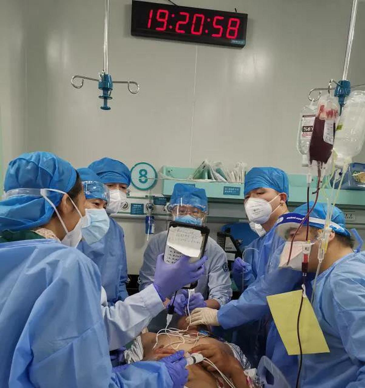 你敢拔掉病危父亲的氧气罩吗?他含泪做了!