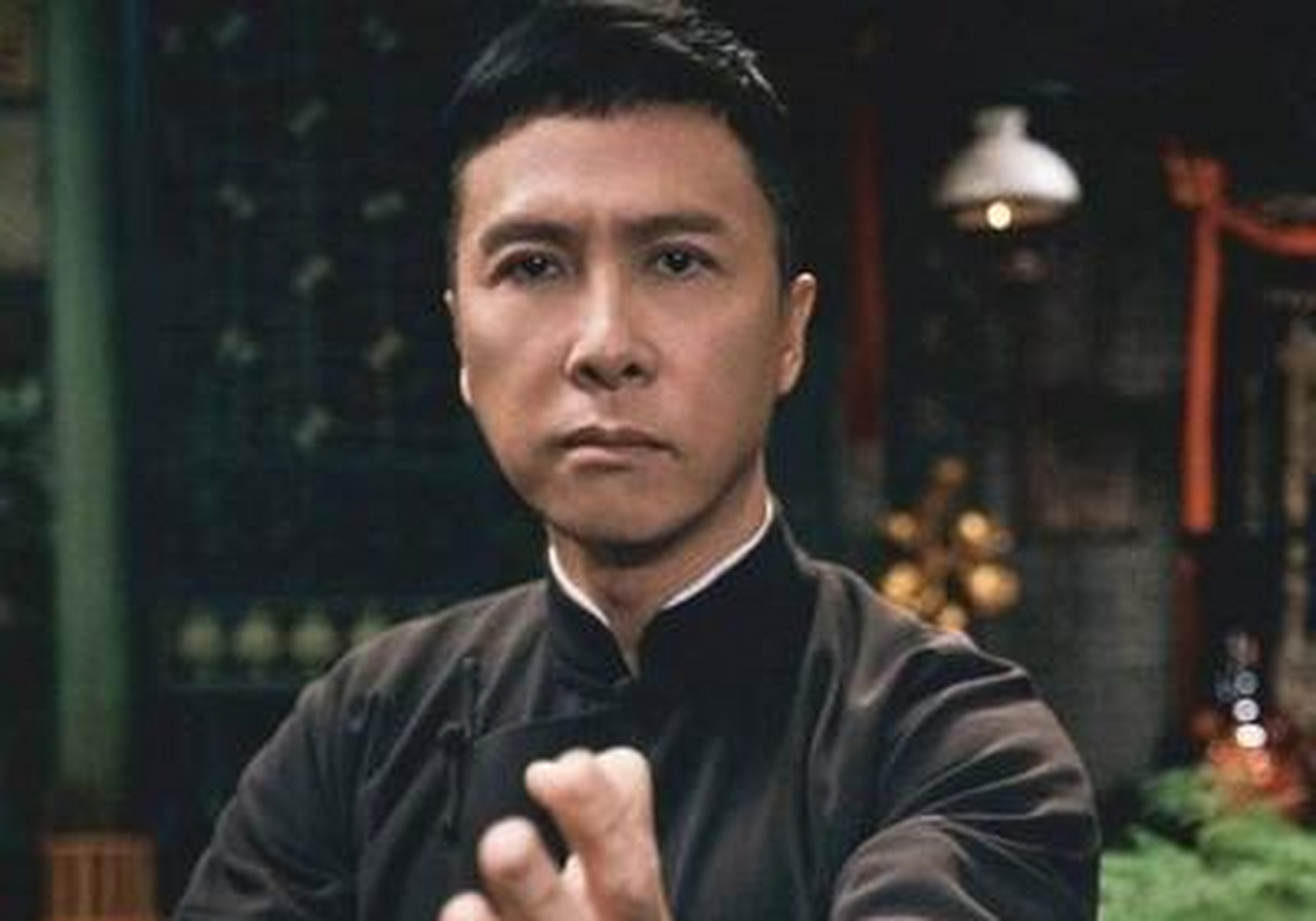 甄子丹曾经和香港第一腿精万绮雯在拍《精武门》的时候,两人因戏生情.