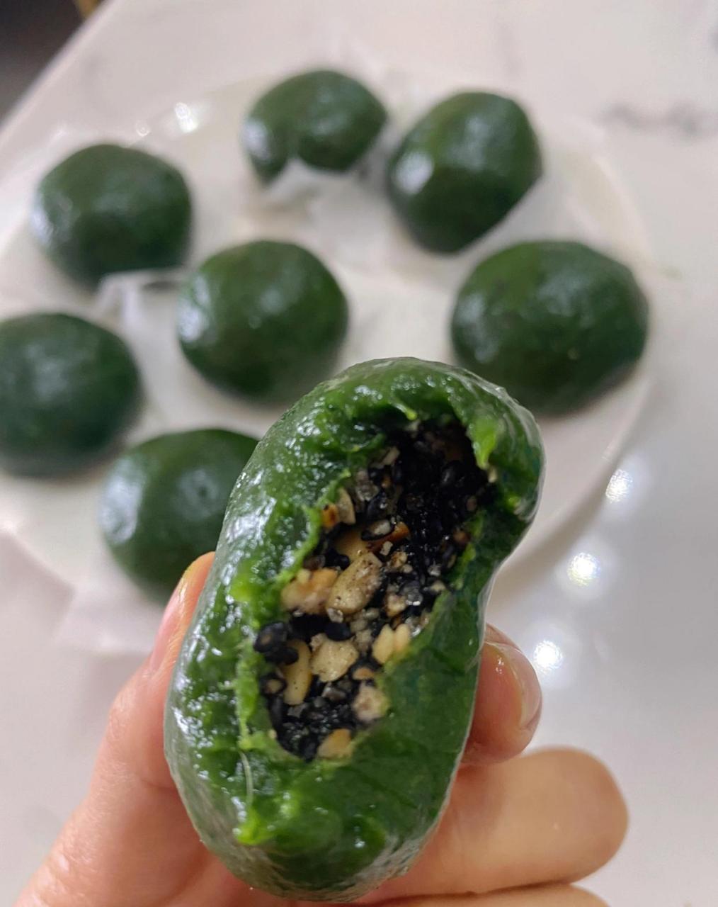 这种绿得发慌的青团是正常的吗?