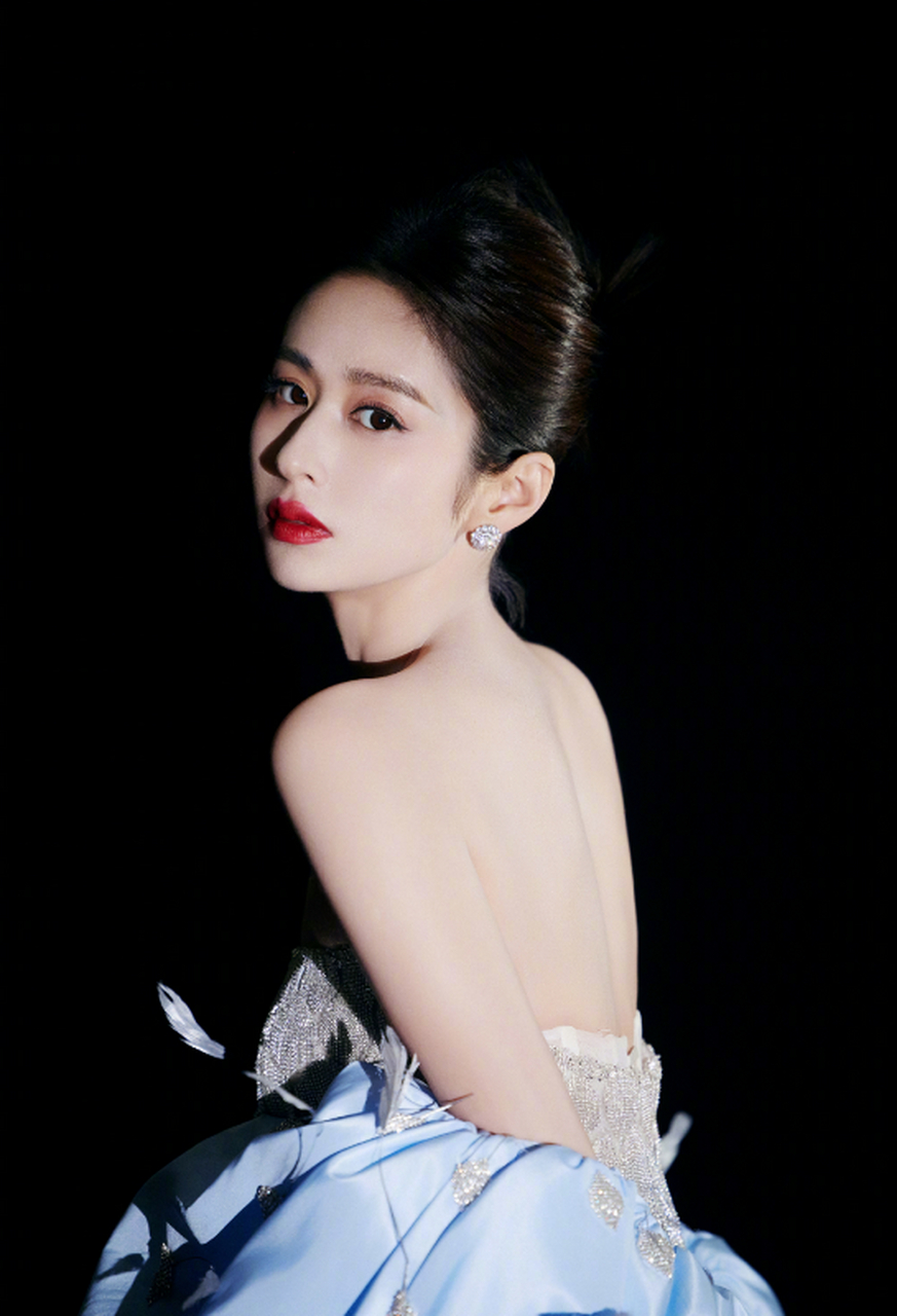 2023爱奇艺尖叫之夜# #颖儿礼服20斤重#   颖儿今天的美人鱼造型,美