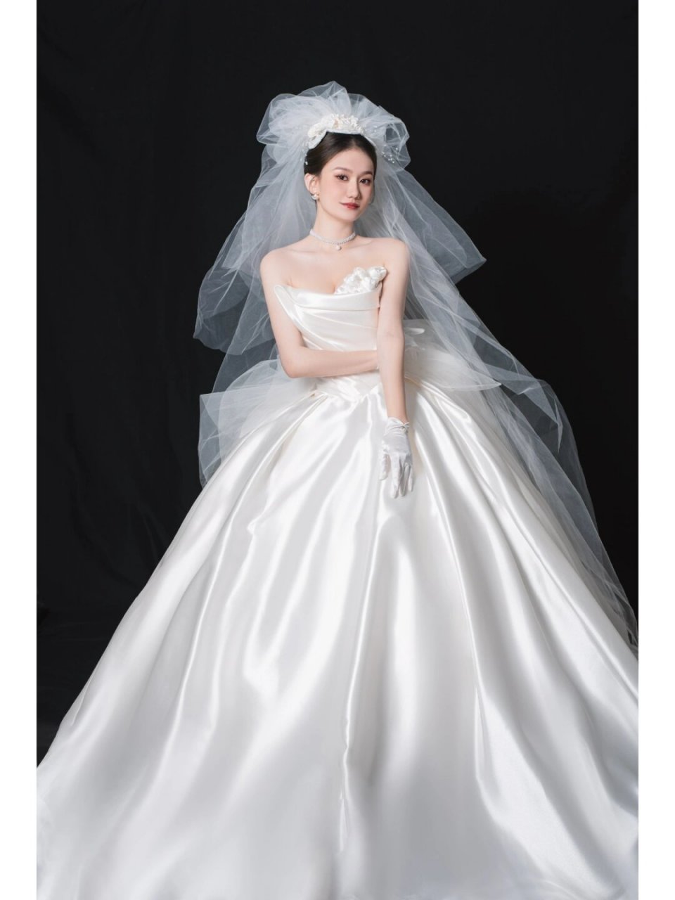 法式浪漫的缎面婚纱  【法式浪漫】缎面婚纱,让你成为婚礼上最美的