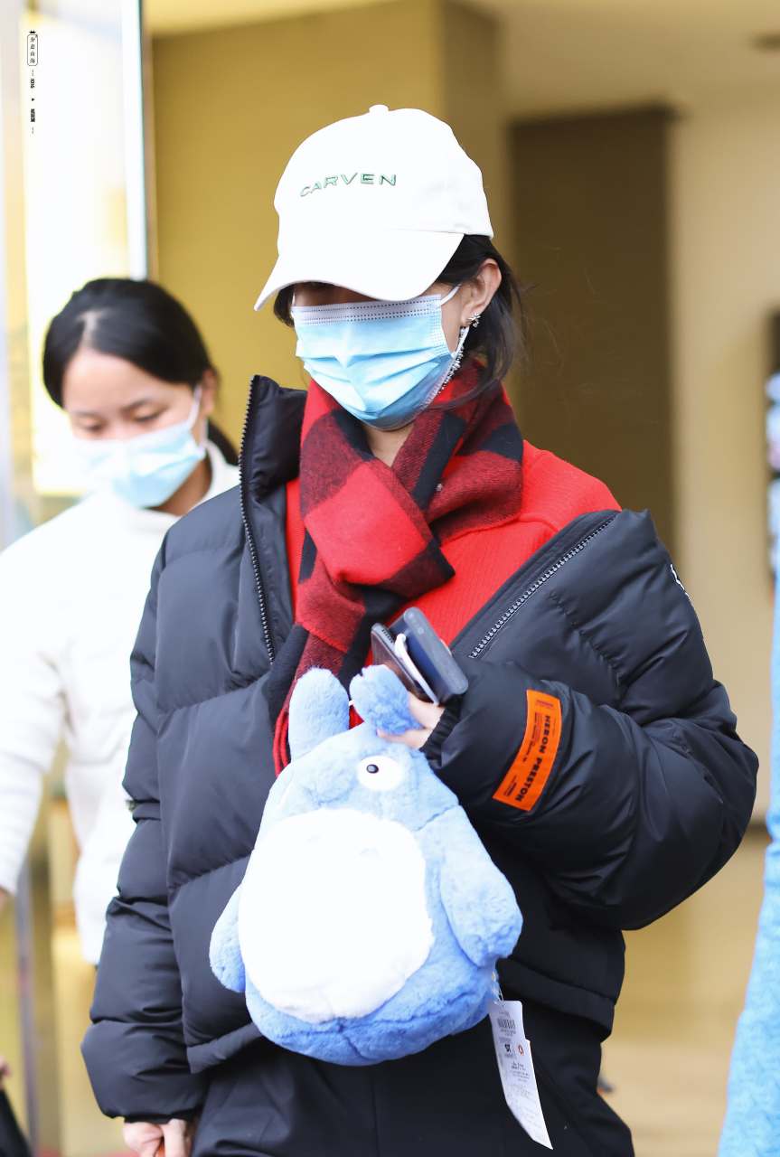 2022年1月22日    昨天赵丽颖机场的#私服#穿搭:    身穿黑色短款羽绒