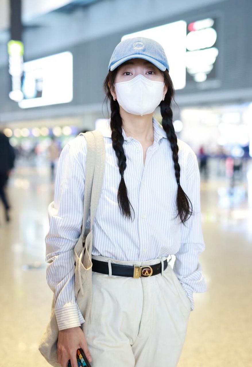殷桃机场街拍,素颜皮肤状态佳,白衬衫搭配米色阔腿裤,气质不输"小姑娘