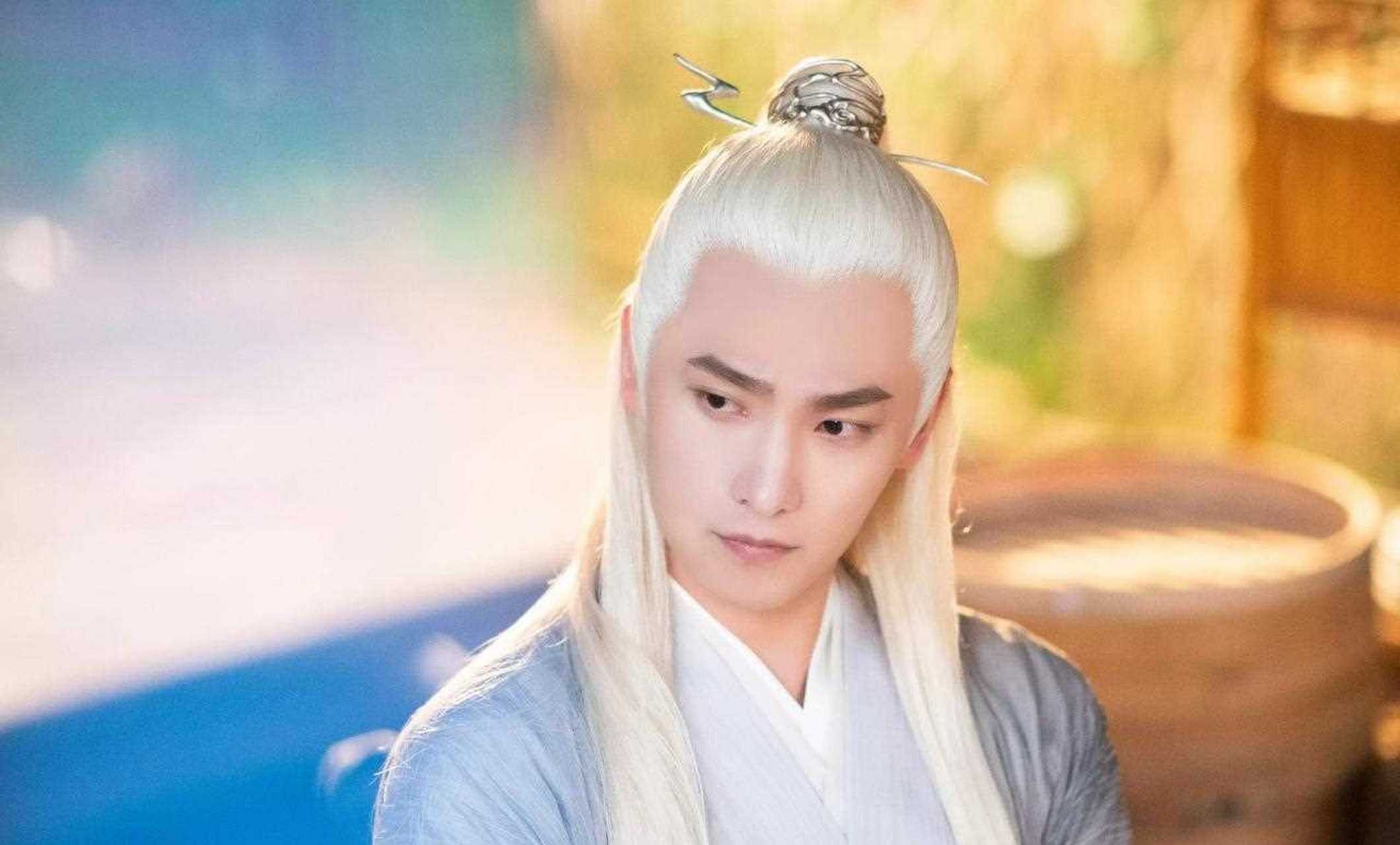 杨洋《且试天下》大结局白发造型剧照,哇塞,神仙白发搭配英姿飒爽的