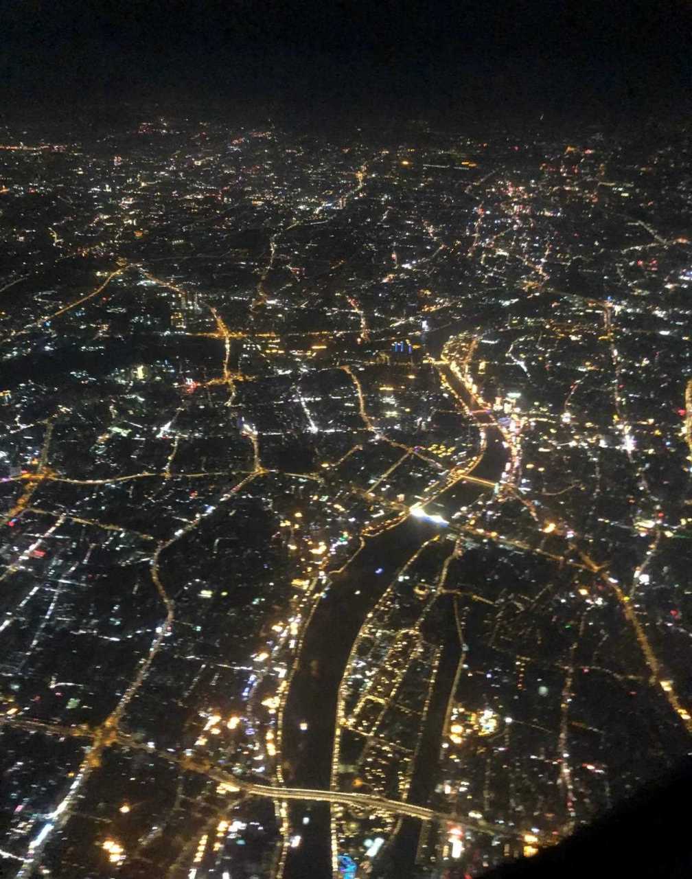 地理哥航拍花城廣州璀璨的夜景,白雲機場小蠻腰和珠江清晰可見!