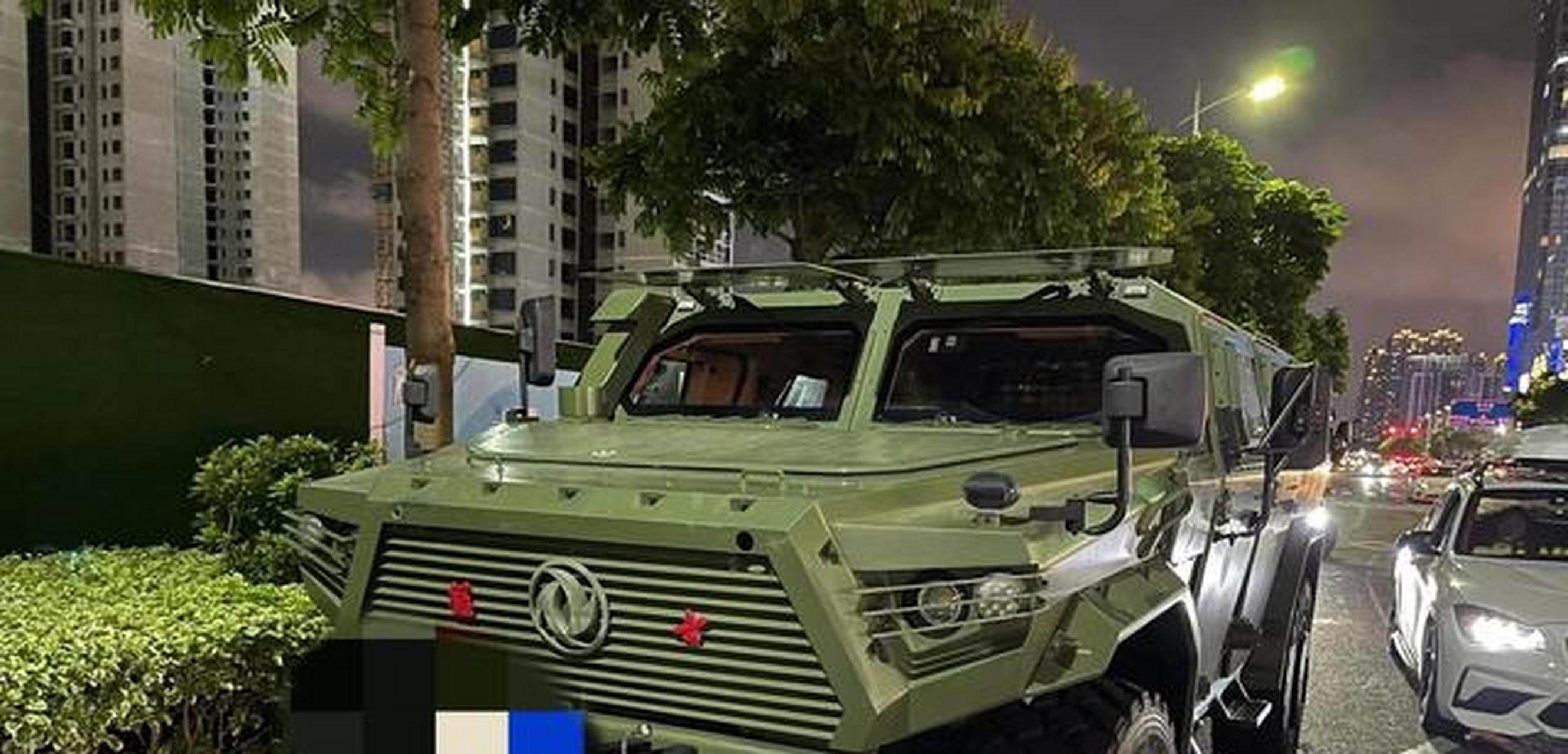 5吨,轴距3.3米,搭载3.9t康明斯四缸柴油引擎.