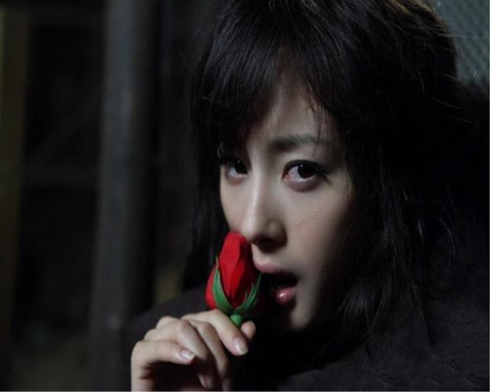 杨幂主演孤岛惊魂剧照,才发现大幂幂不是白叫的!  #杨幂