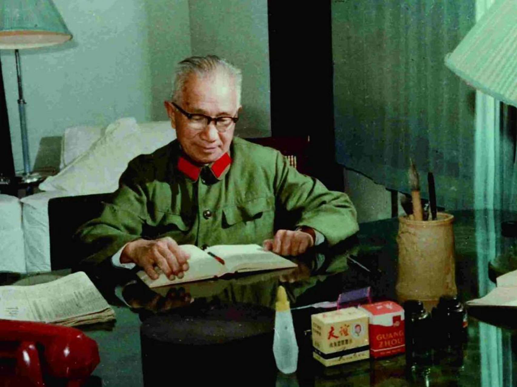 他小时候,曾多次跟着母亲张克群,去粟裕大将家里走访.