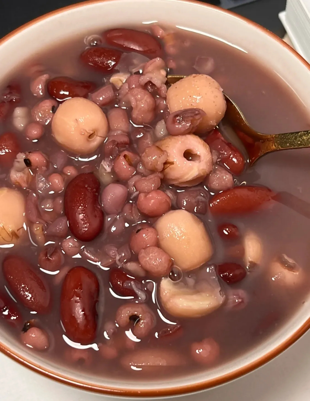 红豆薏米莲子粥,来了两碗.感觉中午不用吃饭了.