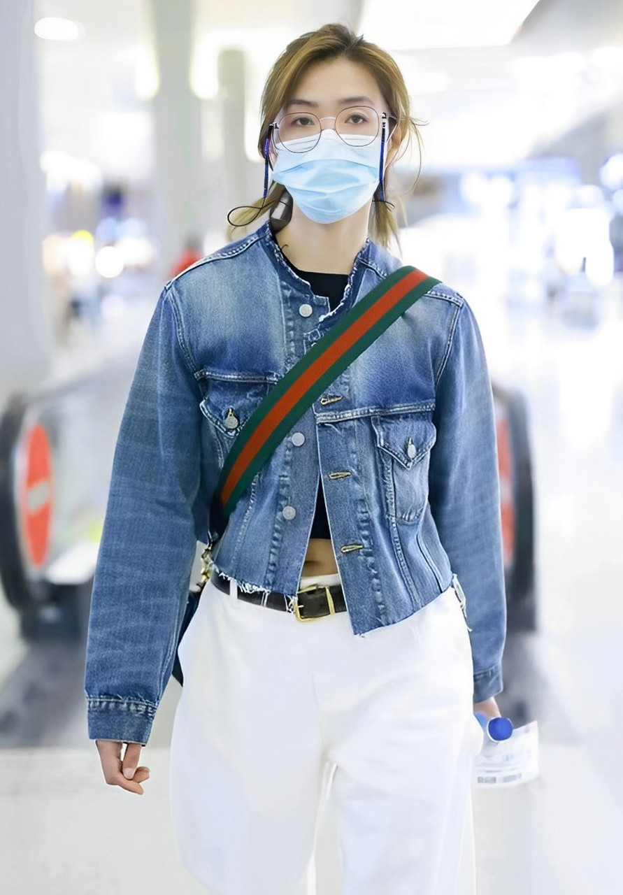今天,万茜在上海机场首次亮相,这次的她很清新 美女,看起来特别漂亮
