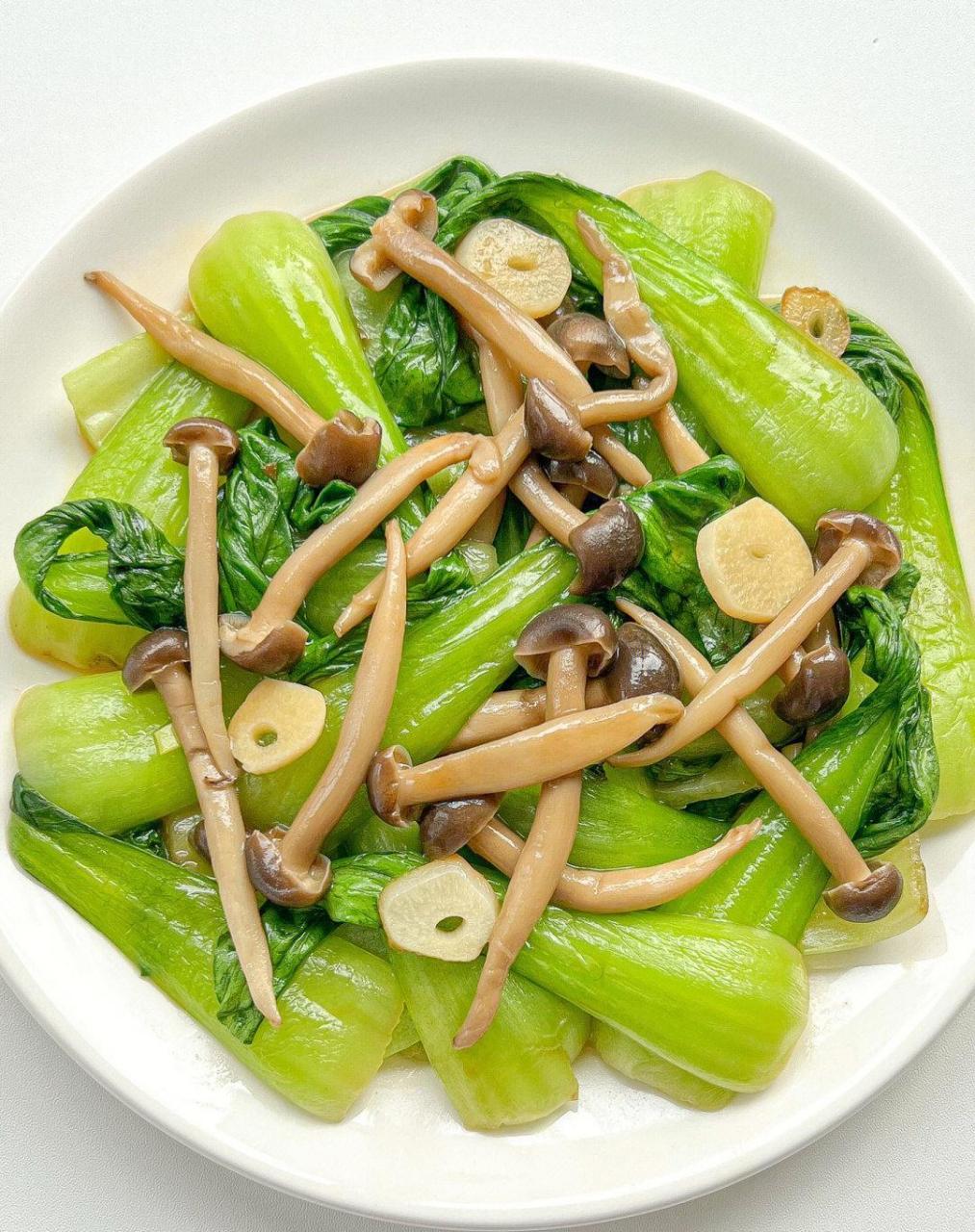 可口又鲜美,不知道吃啥的姐们赶快来试试呀~ - 食材:油菜蟹味菇