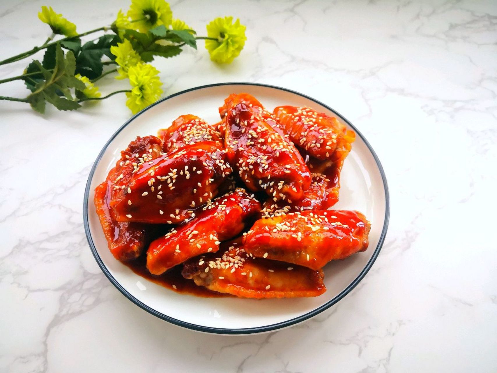 甜辣鸡翅的用料 鸡翅中:500克 韩式辣椒酱:1大匙 白味噌:1大匙 访蜜