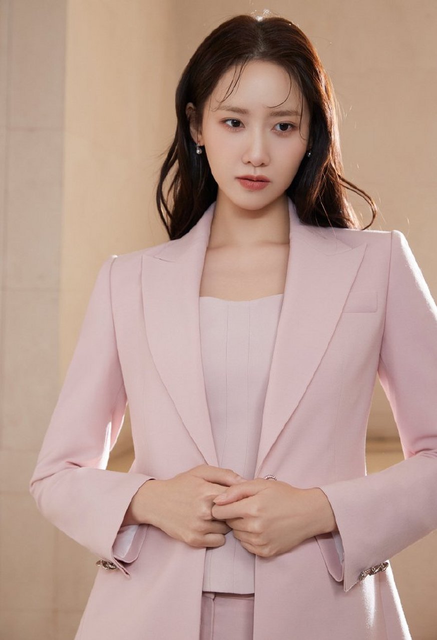 林允儿粉色西装,靓丽