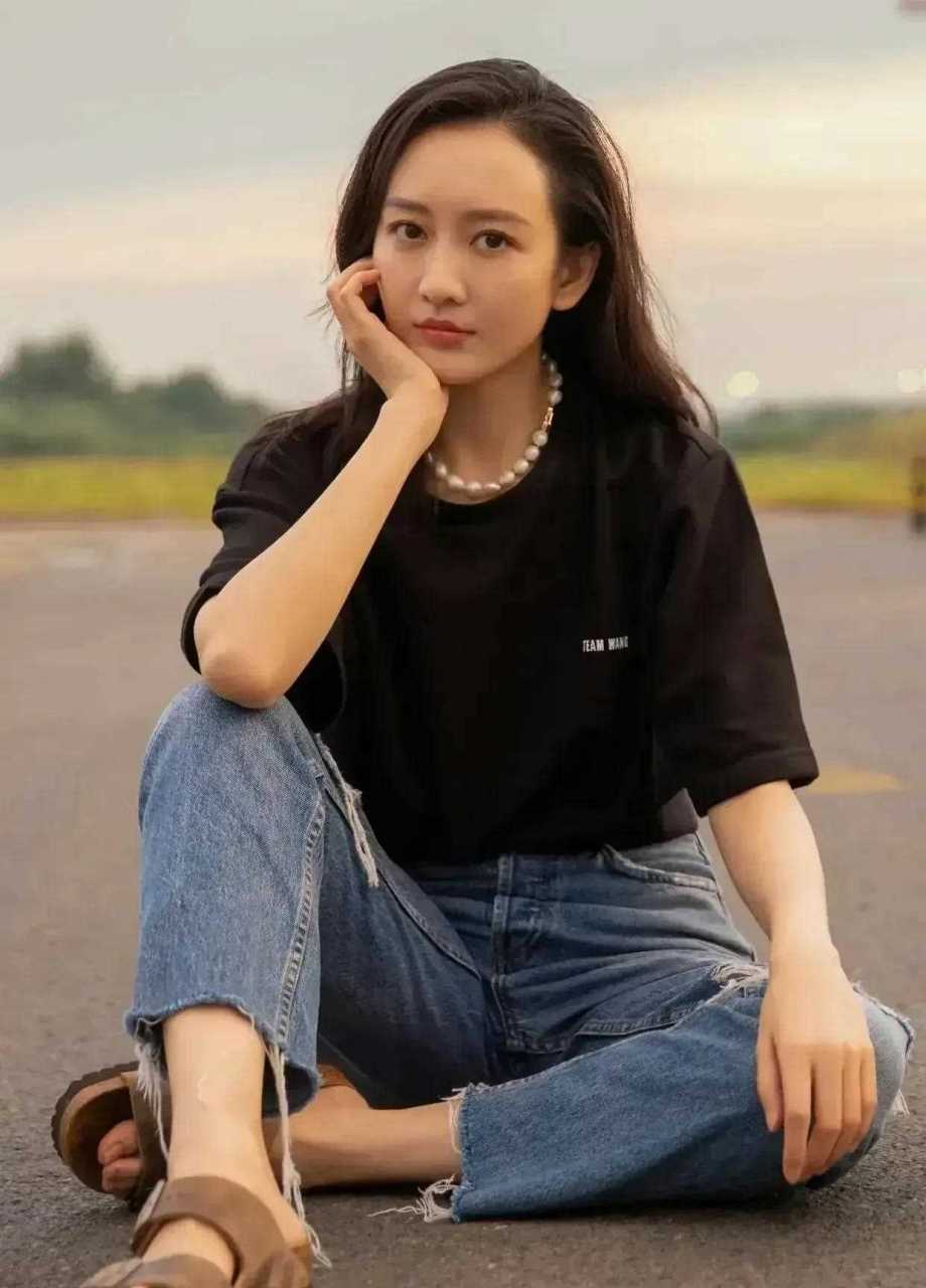 广西第一美女,无论颜值,身材,气质都很出众,估计十年内都无人能超越