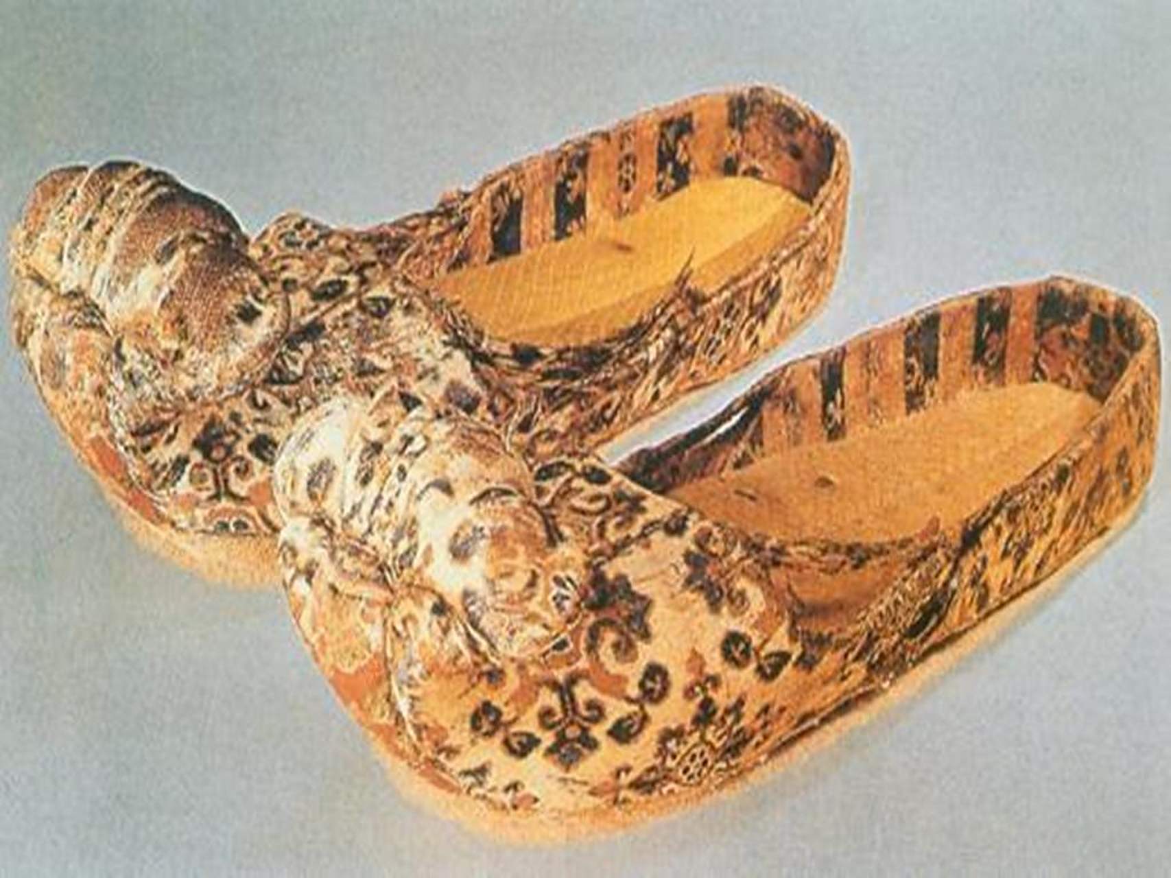 "云头锦履"鞋头高翘翻转,似云朵而得名多为女性所穿.