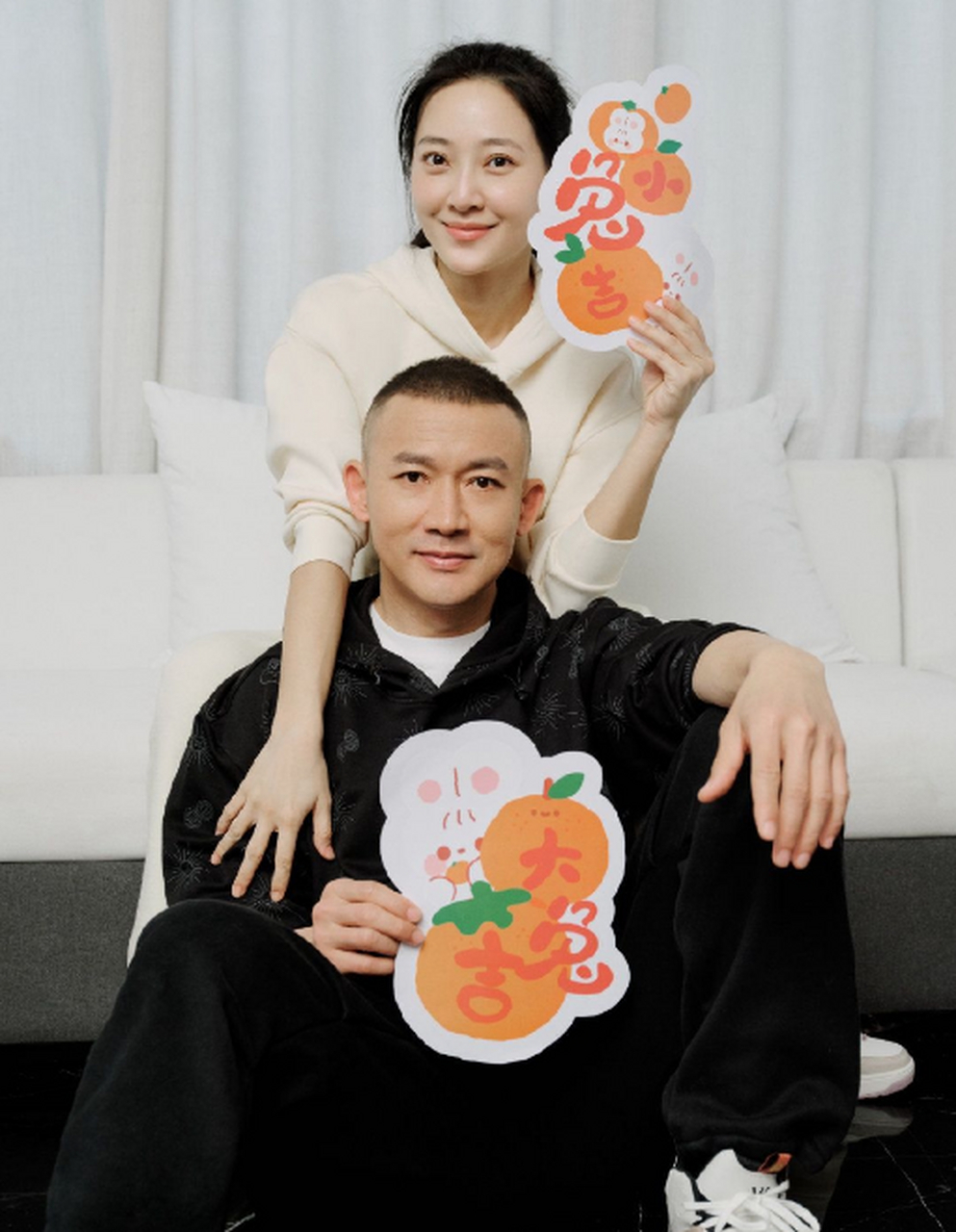 聂远和妻子秦子越抱着孩子合照,一家人其乐融融.