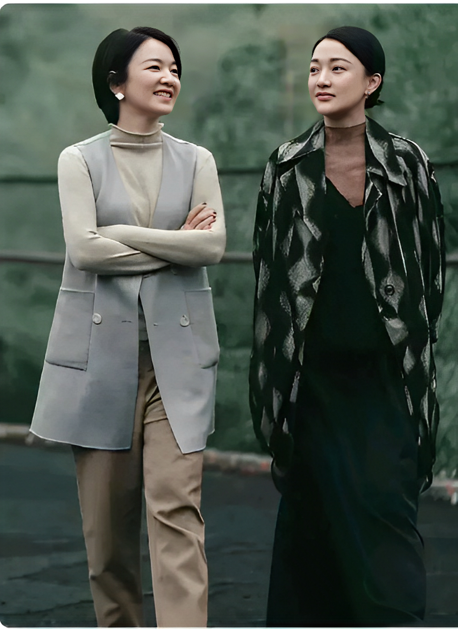 我觉得阿雅和周迅在一起的时候!她看起来很有活力,智力成熟!