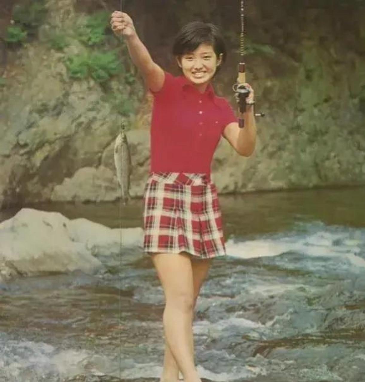 gif创作人# 山口百惠身材一点都不好看,特别是那双o型腿,又粗又短