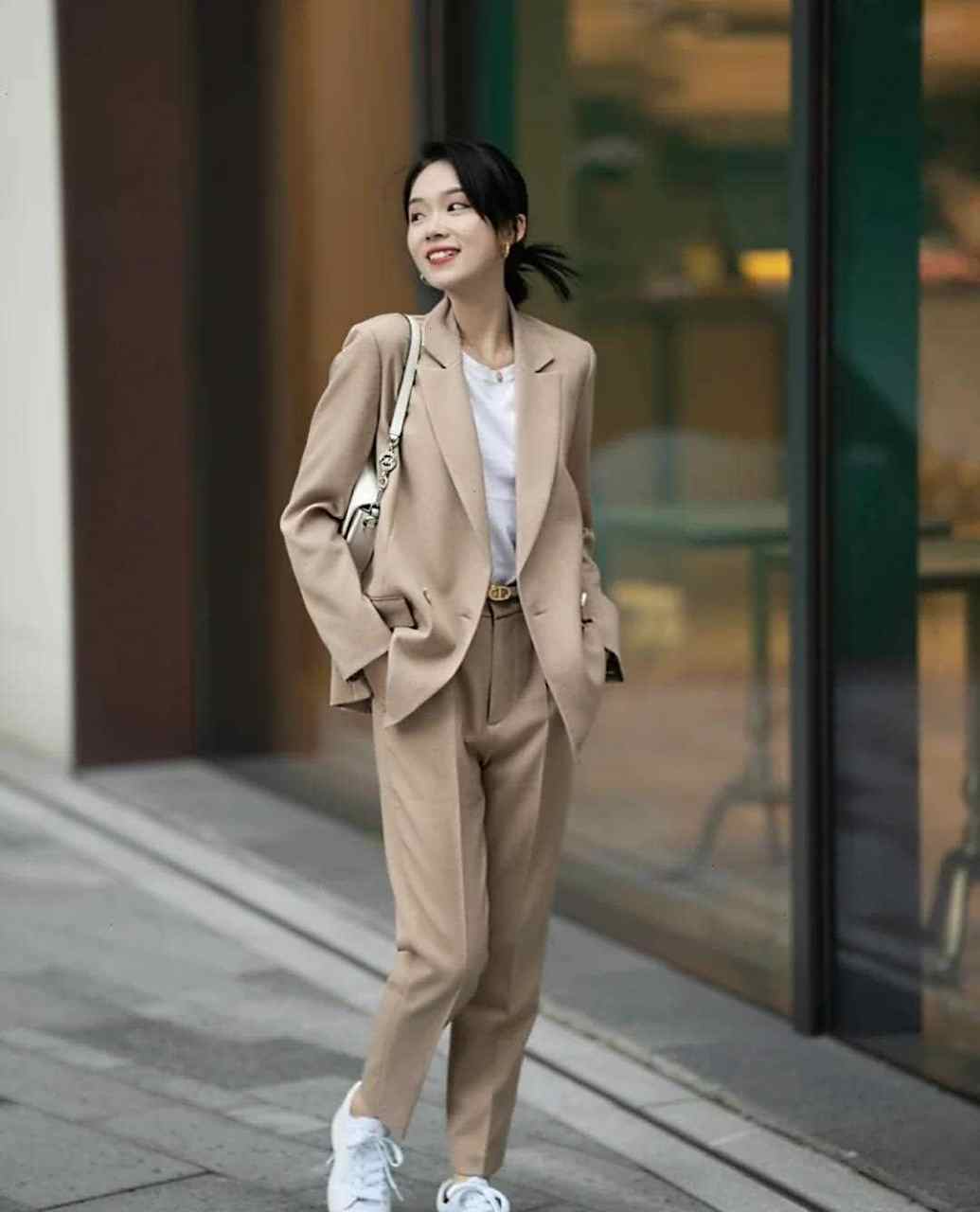 周一:整整齐齐去上班,西装套装配小白鞋,干练又不失放松.