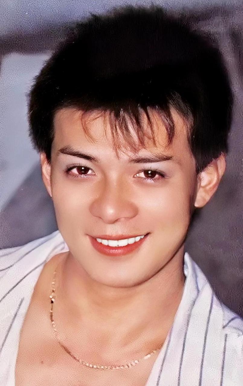 说到黄日华第一想到的就是乔峰,满脸络腮胡的粗糙汉子,你可知道他年轻