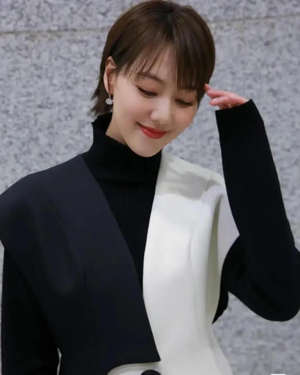 央视美女主持人王冠王冠肤白貌美大长腿,性感迷人多姿,真是太美了,你