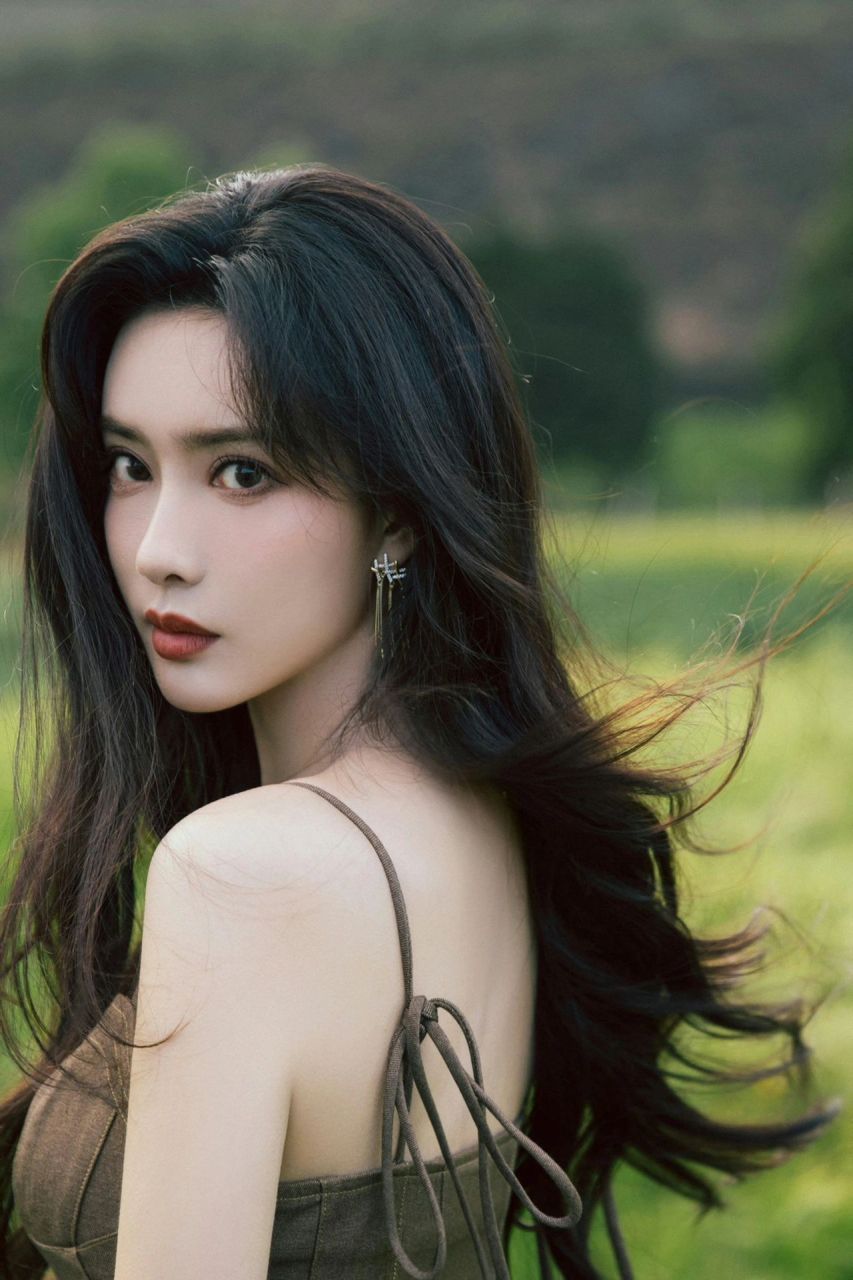 孟子义|周末约会穿搭,人手一件 孟子义最新更新,身穿巧克力吊带连衣裙