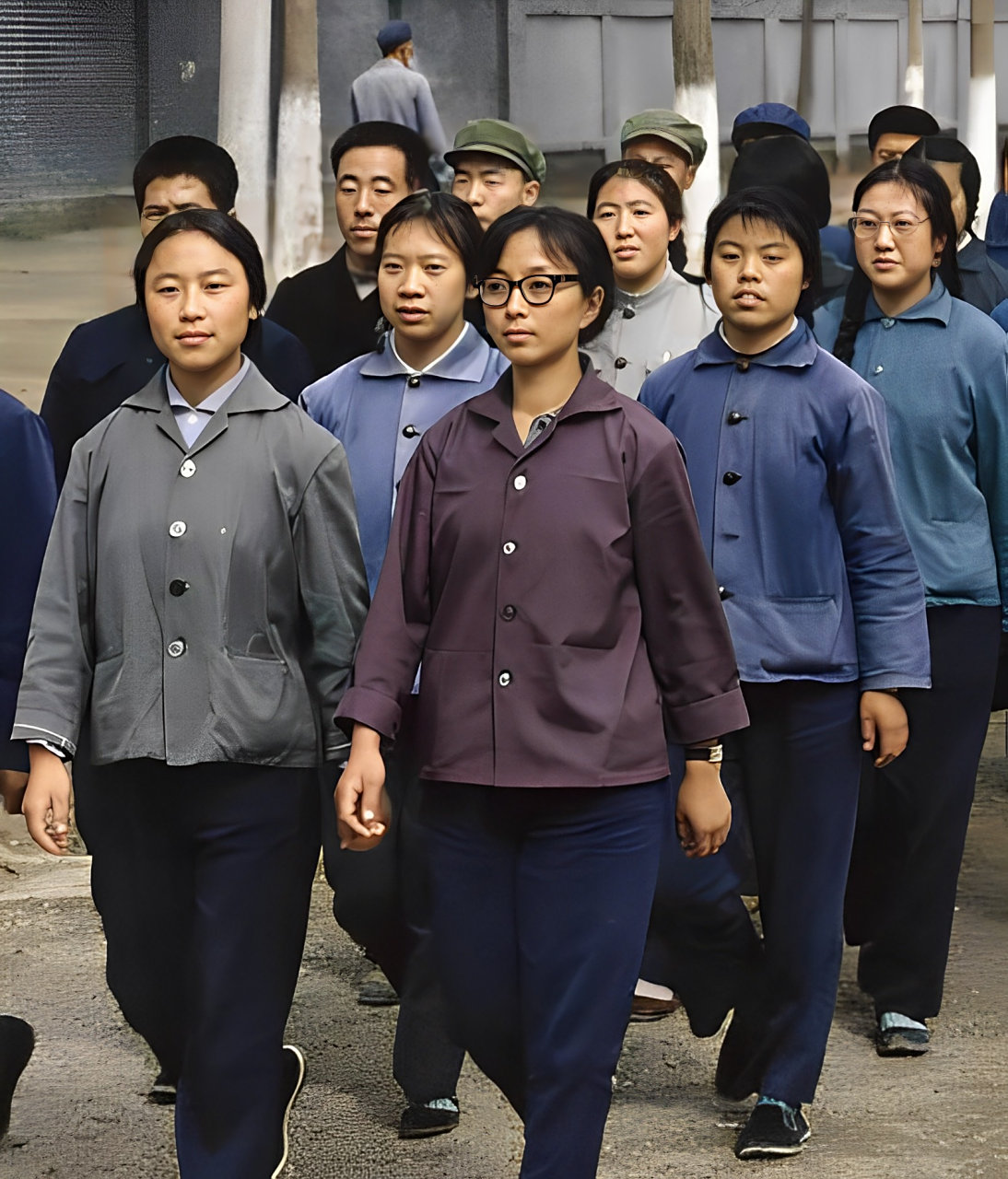 20世纪60年代,美国纽约,一名年轻女子骑着骡子在沙滩上行走.