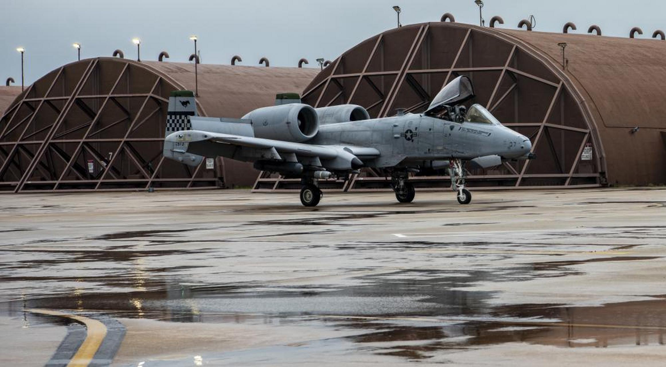 美军最近公开了驻韩国乌山空军基地的照片,照片中可见基地内有着坚固