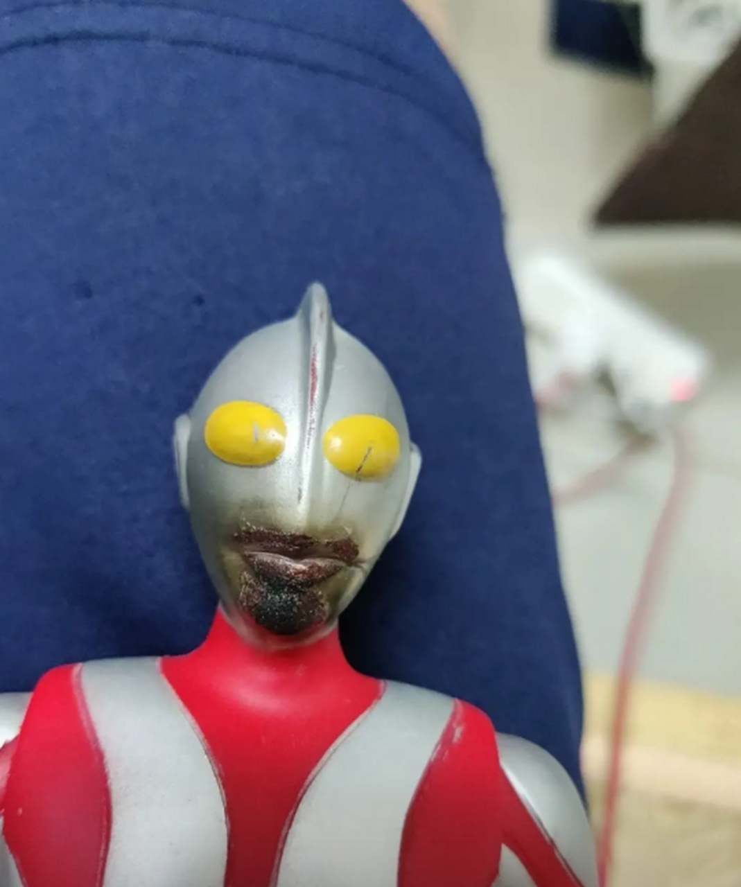 室友太缺德了,趁我不在把我奥特曼的嘴给烧了,气死我了